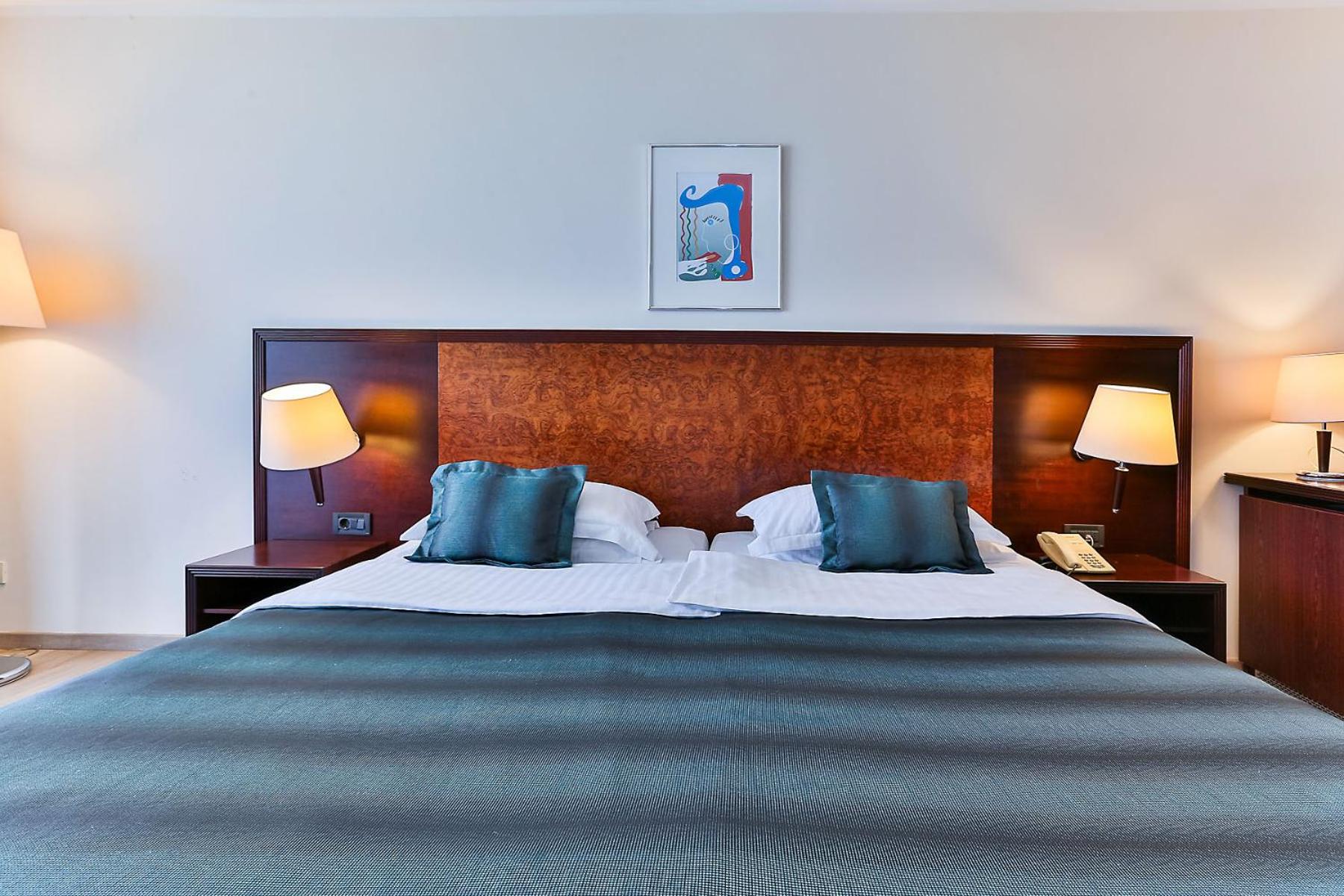 Double or Twin Room with Balcony and  Partial Sea View - Photo 5