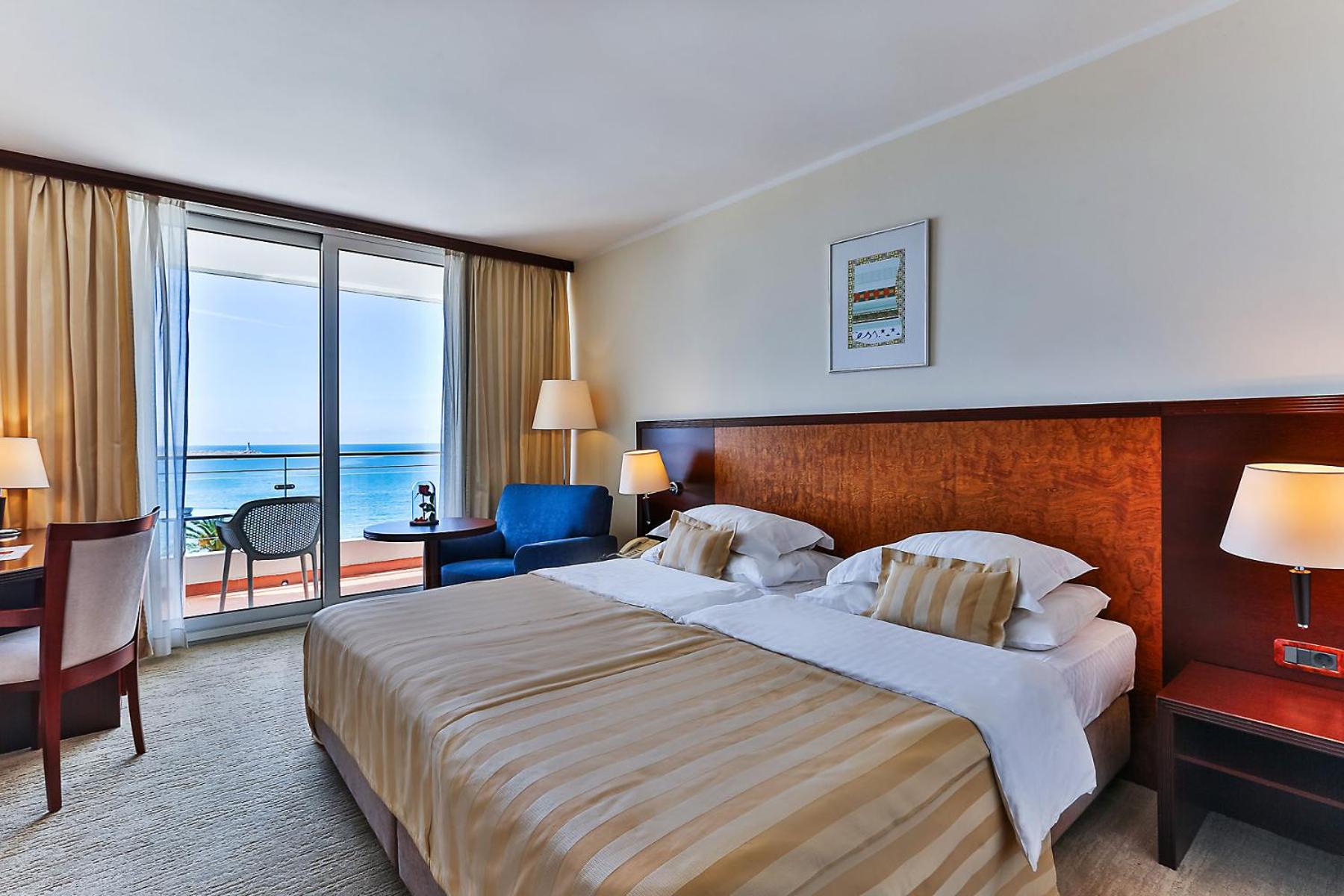 Double or Twin Room with Balcony and  Sea View - Photo 1