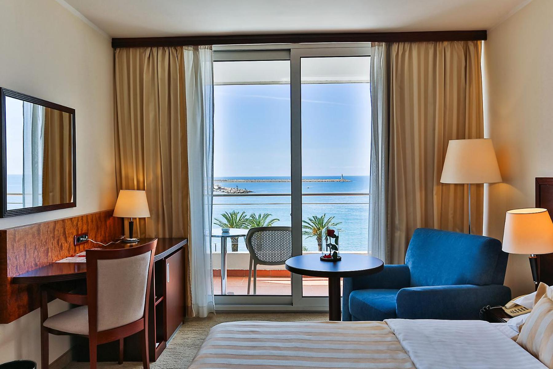 Double or Twin Room with Balcony and  Sea View - Photo 3