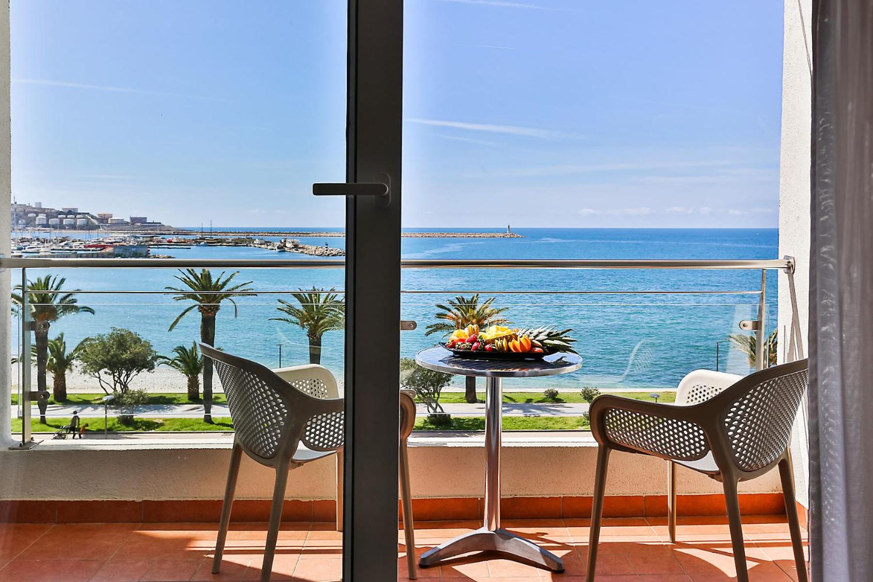 Double or Twin Room with Balcony and  Sea View - Photo 4