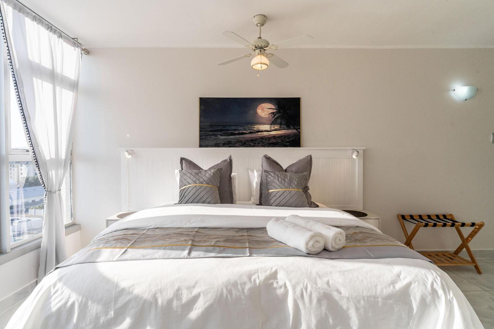 Three-Bedroom Apartment with Sea View - Photo 5