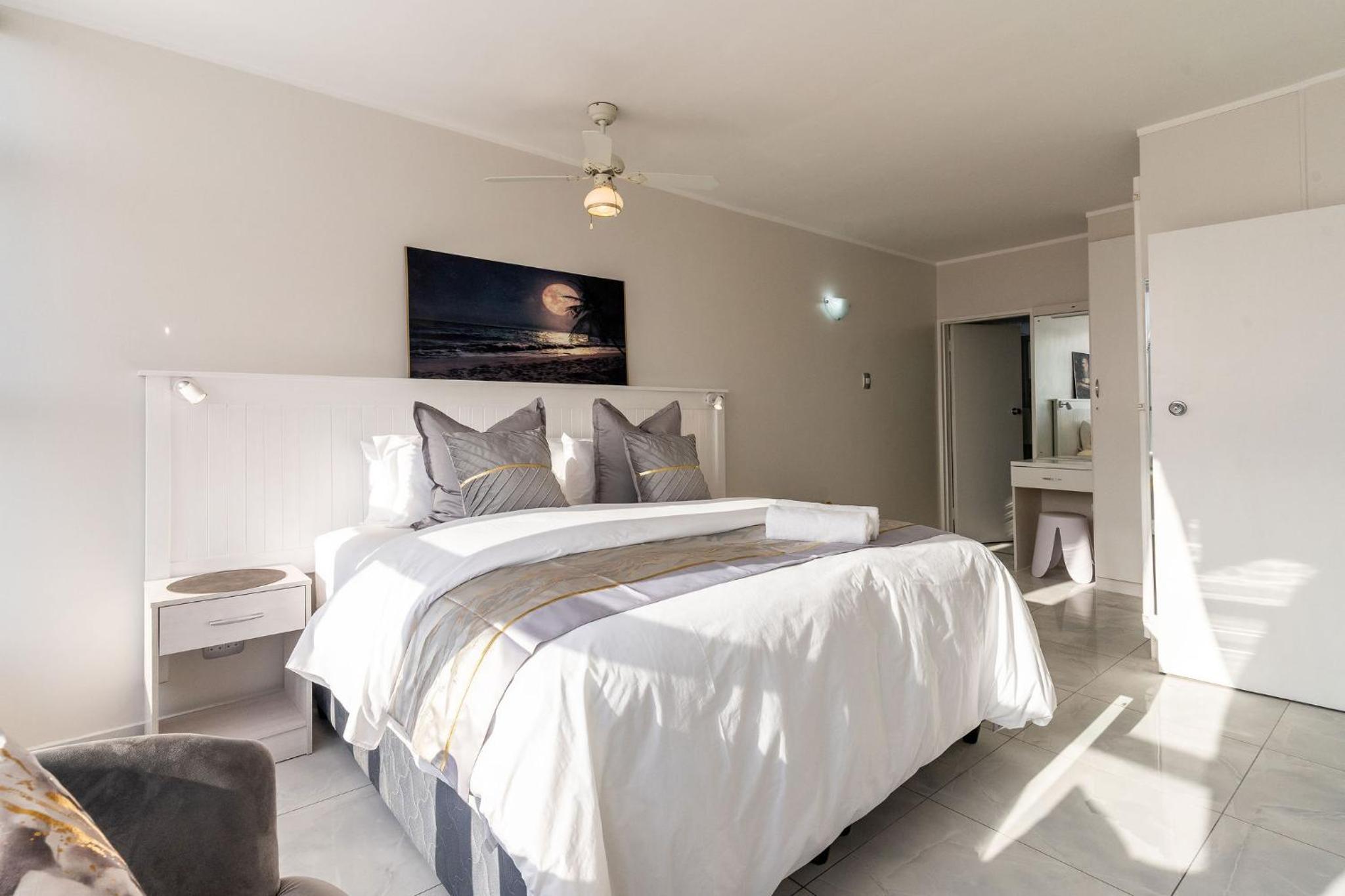 Three-Bedroom Apartment with Sea View - Photo 20