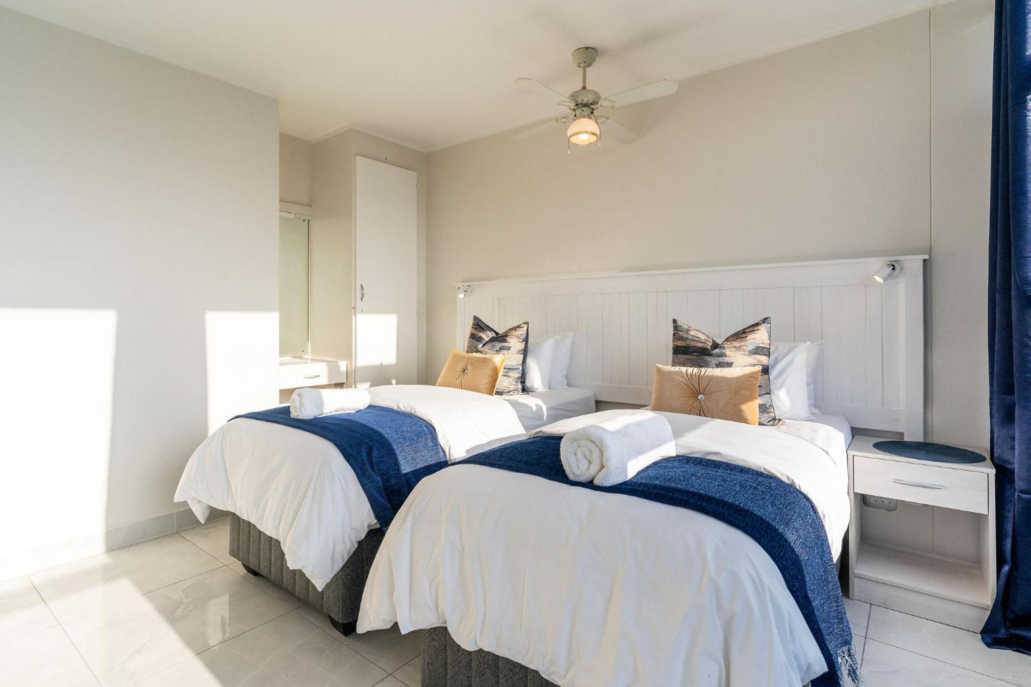 Three-Bedroom Apartment with Sea View - Photo 17
