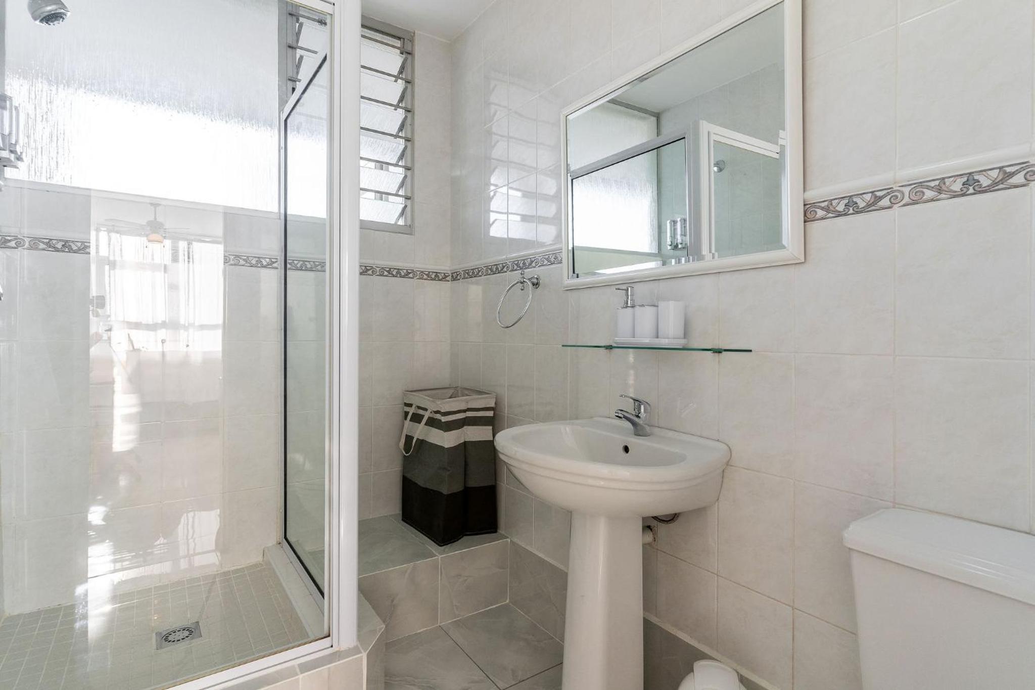 Three-Bedroom Apartment with Sea View - Photo 11