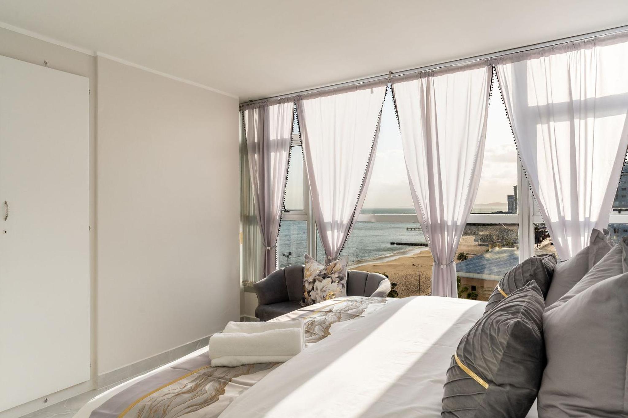 Three-Bedroom Apartment with Sea View - Photo 2