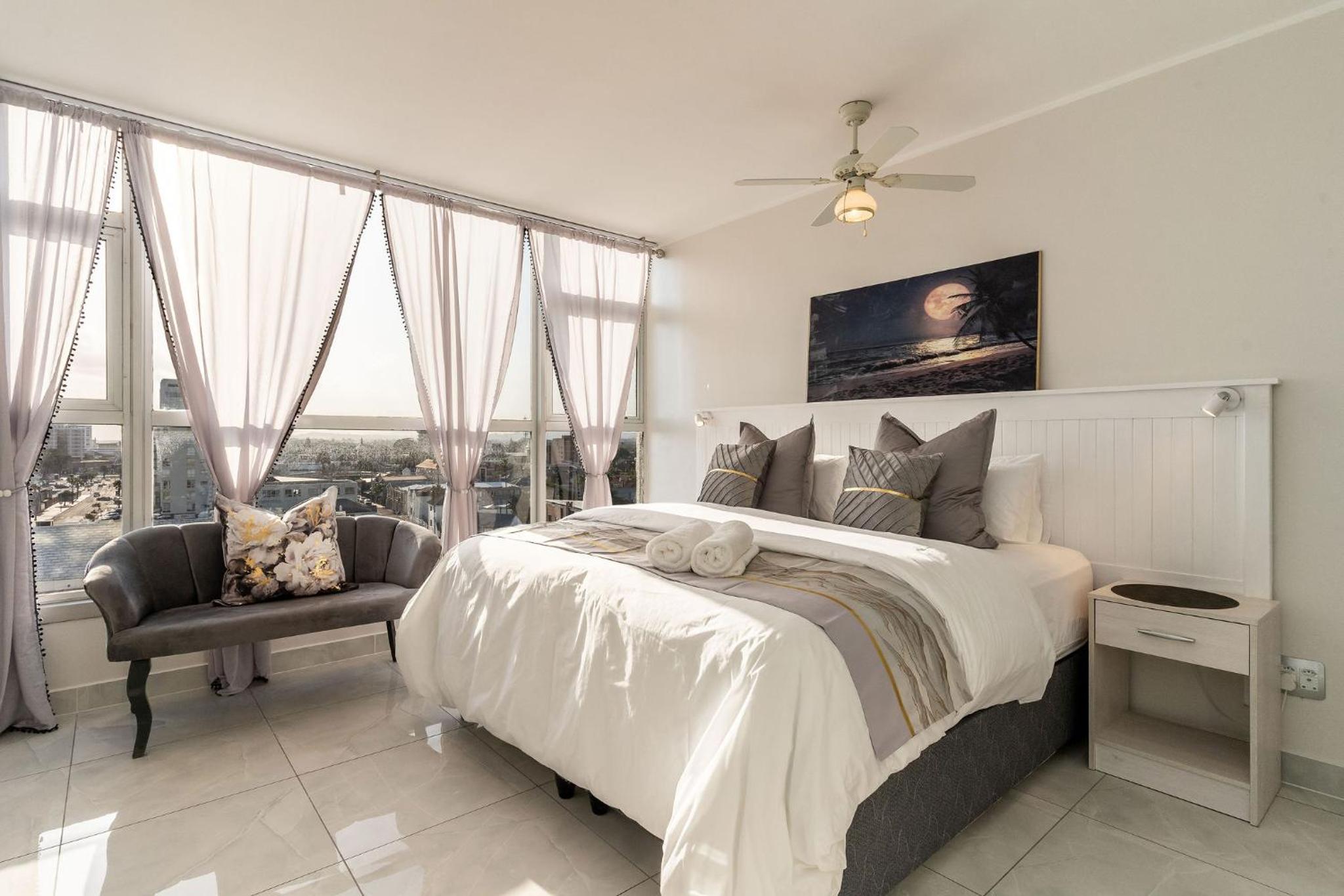 Three-Bedroom Apartment with Sea View - Photo 1