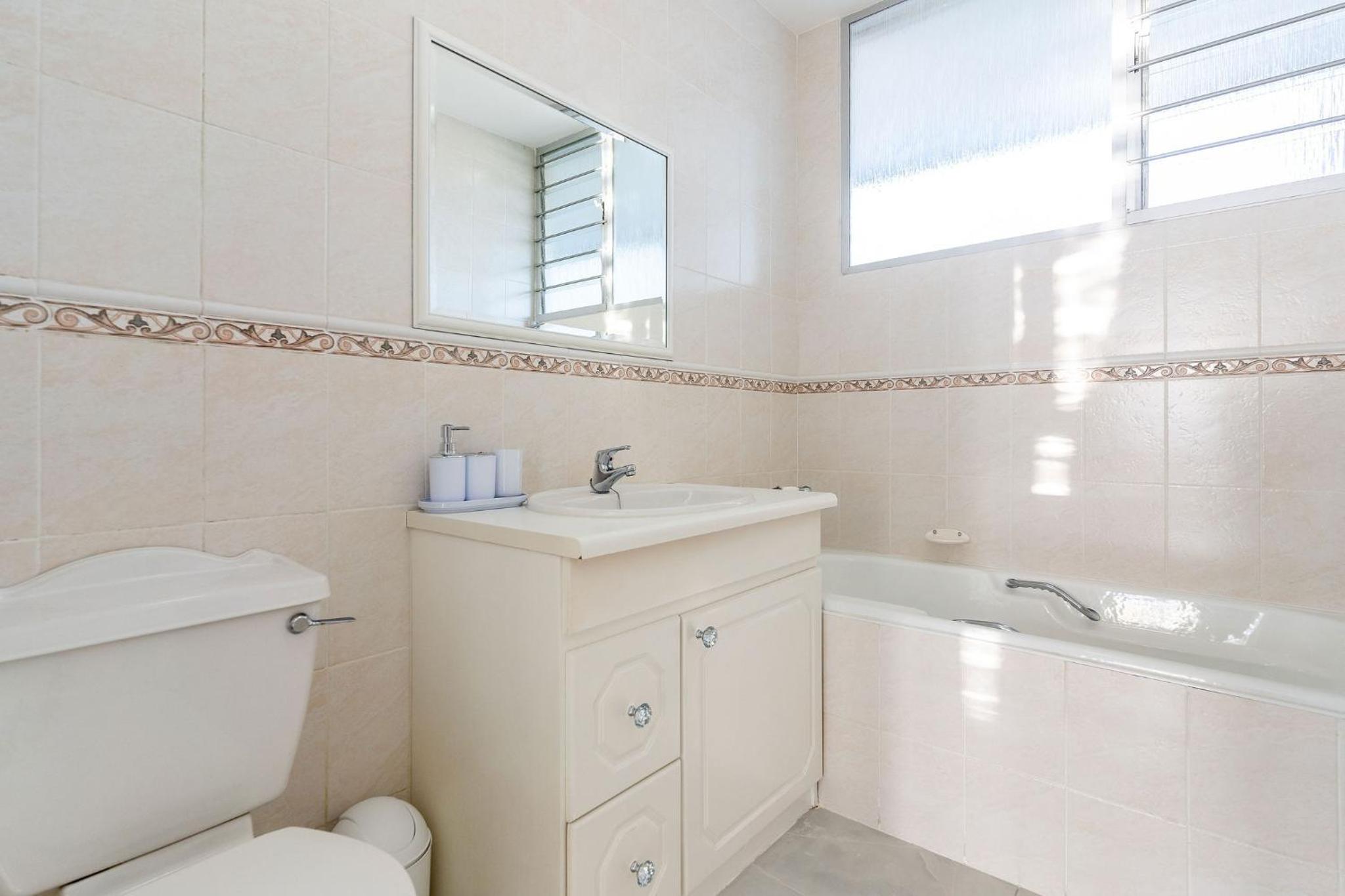 Three-Bedroom Apartment with Sea View - Photo 12