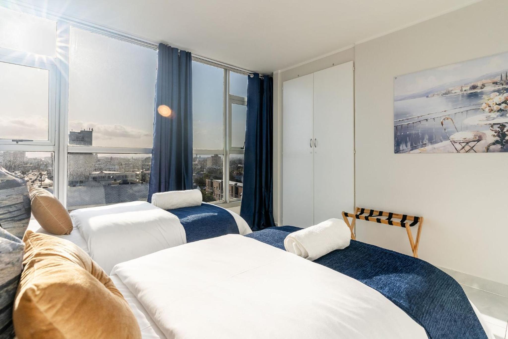 Three-Bedroom Apartment with Sea View - Photo 6