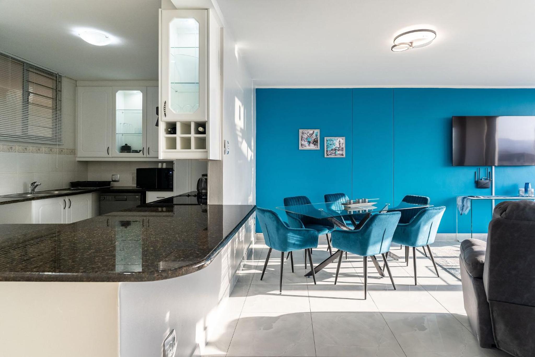 Three-Bedroom Apartment with Sea View - Photo 14