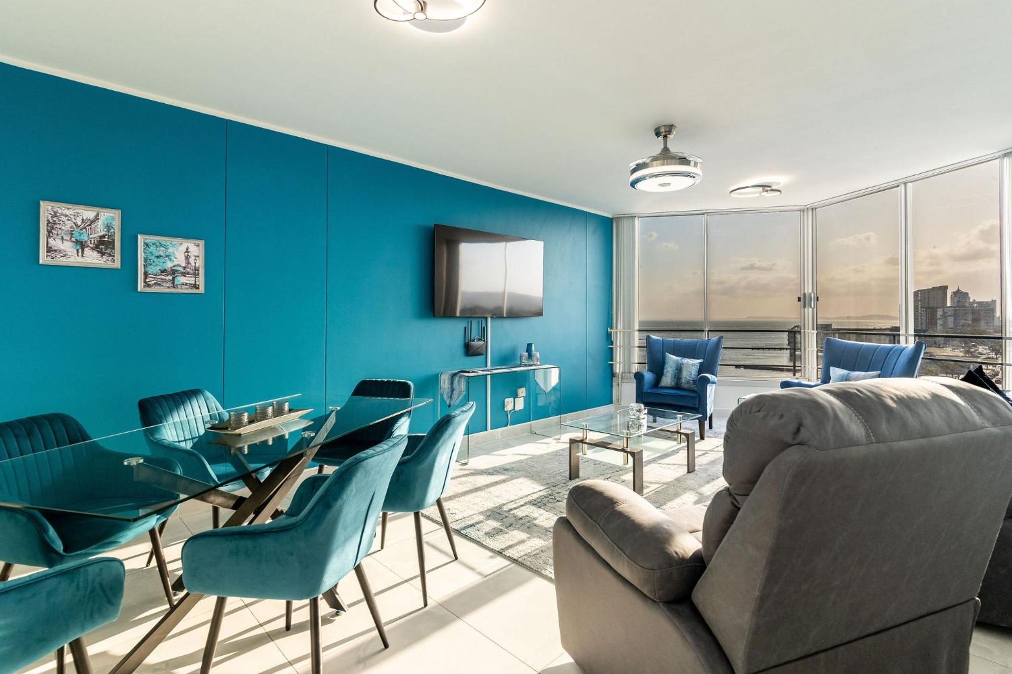 Three-Bedroom Apartment with Sea View - Photo 15