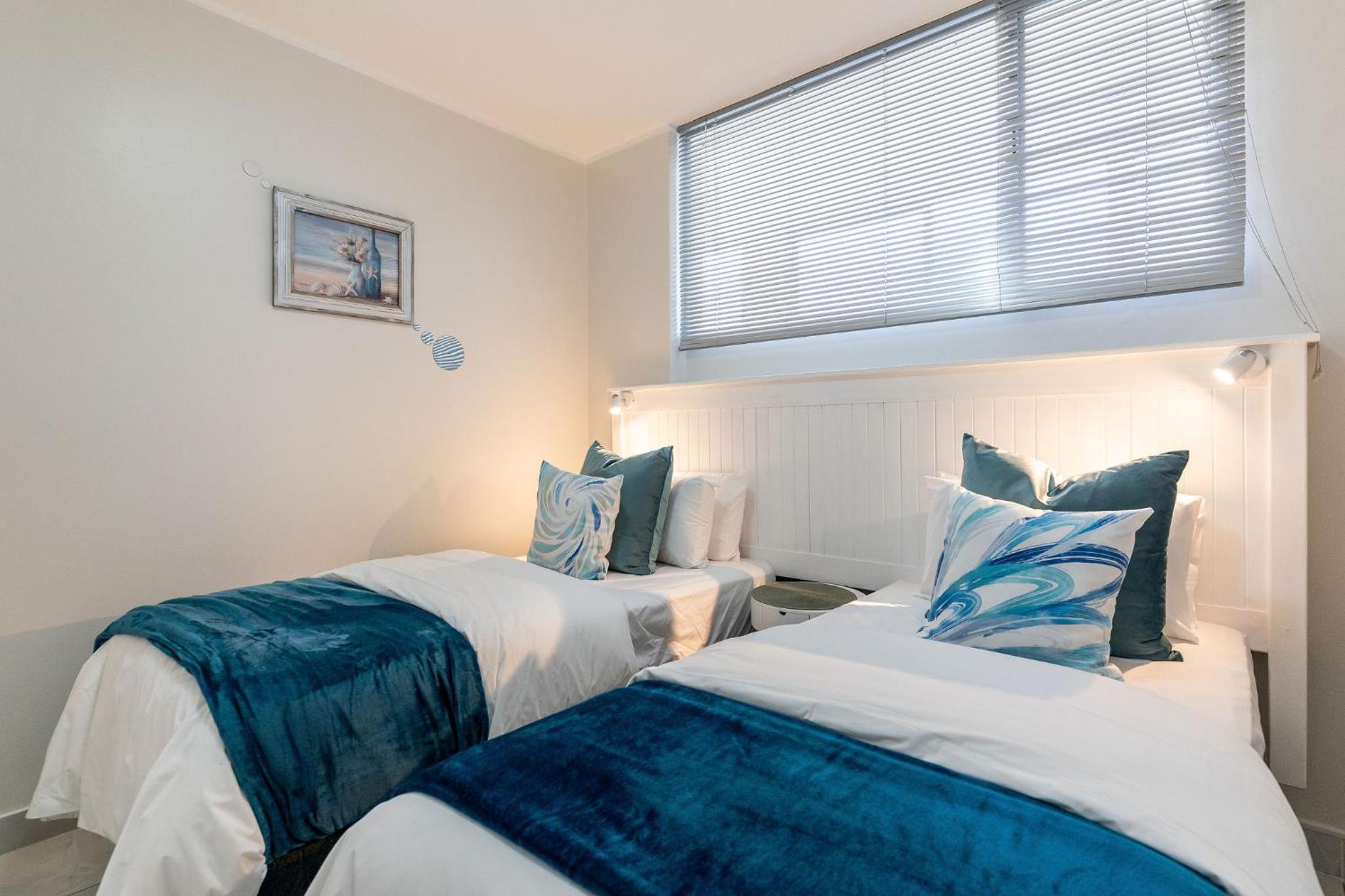 Three-Bedroom Apartment with Sea View - Photo 8