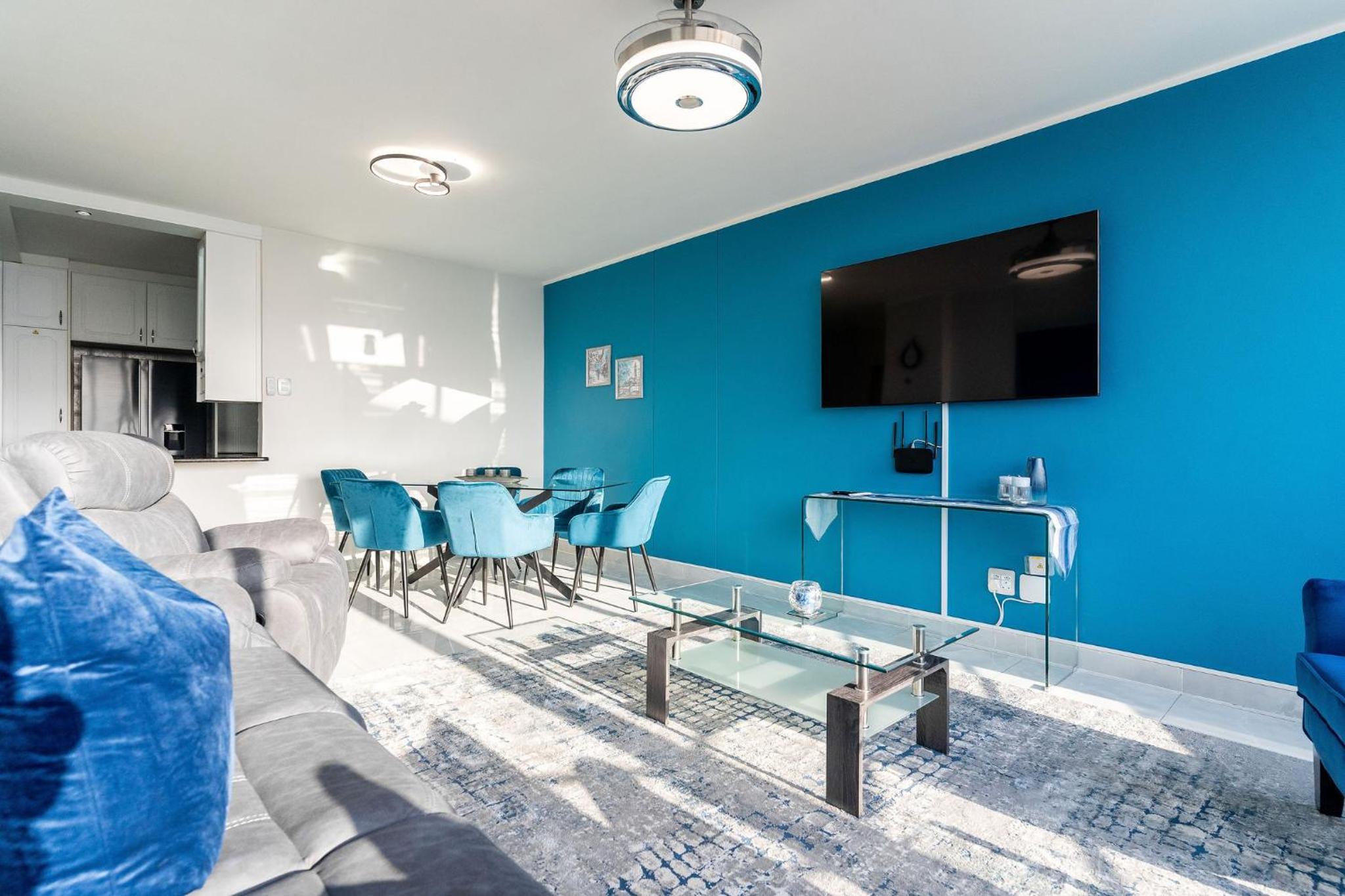 Three-Bedroom Apartment with Sea View - Photo 9