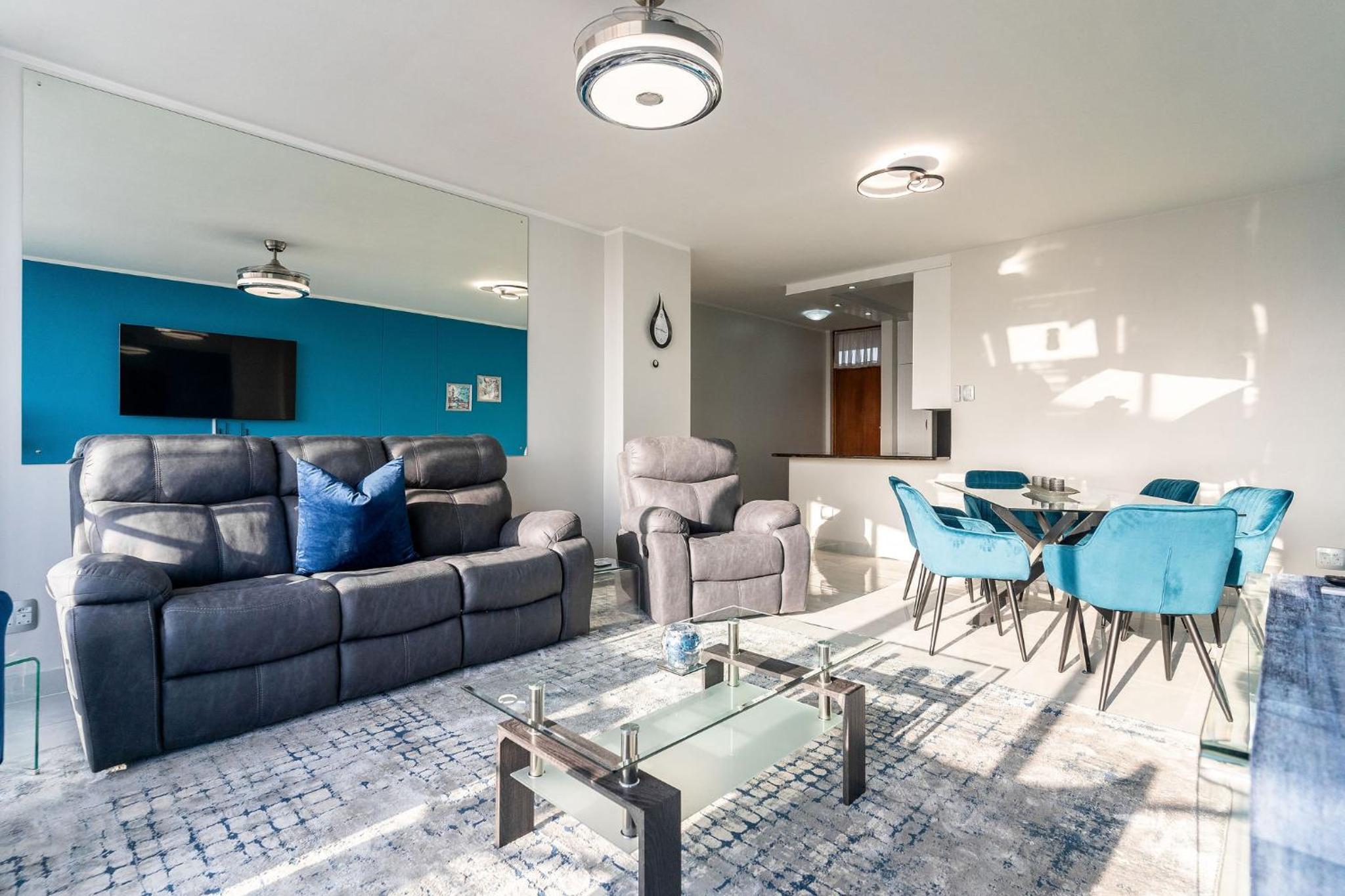Three-Bedroom Apartment with Sea View - Photo 13