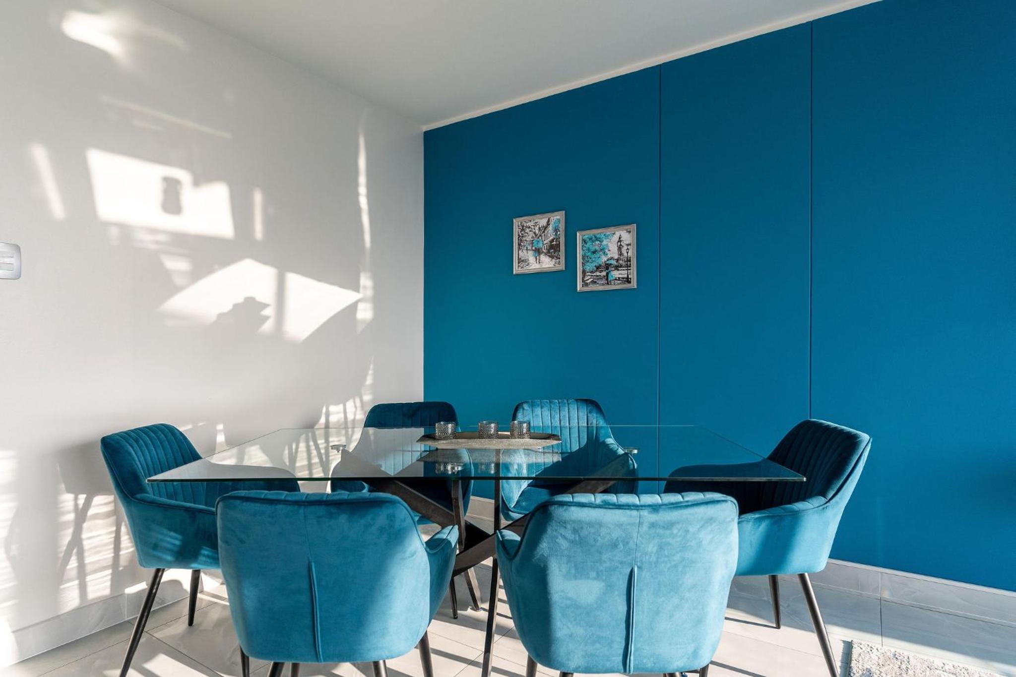Three-Bedroom Apartment with Sea View - Photo 7
