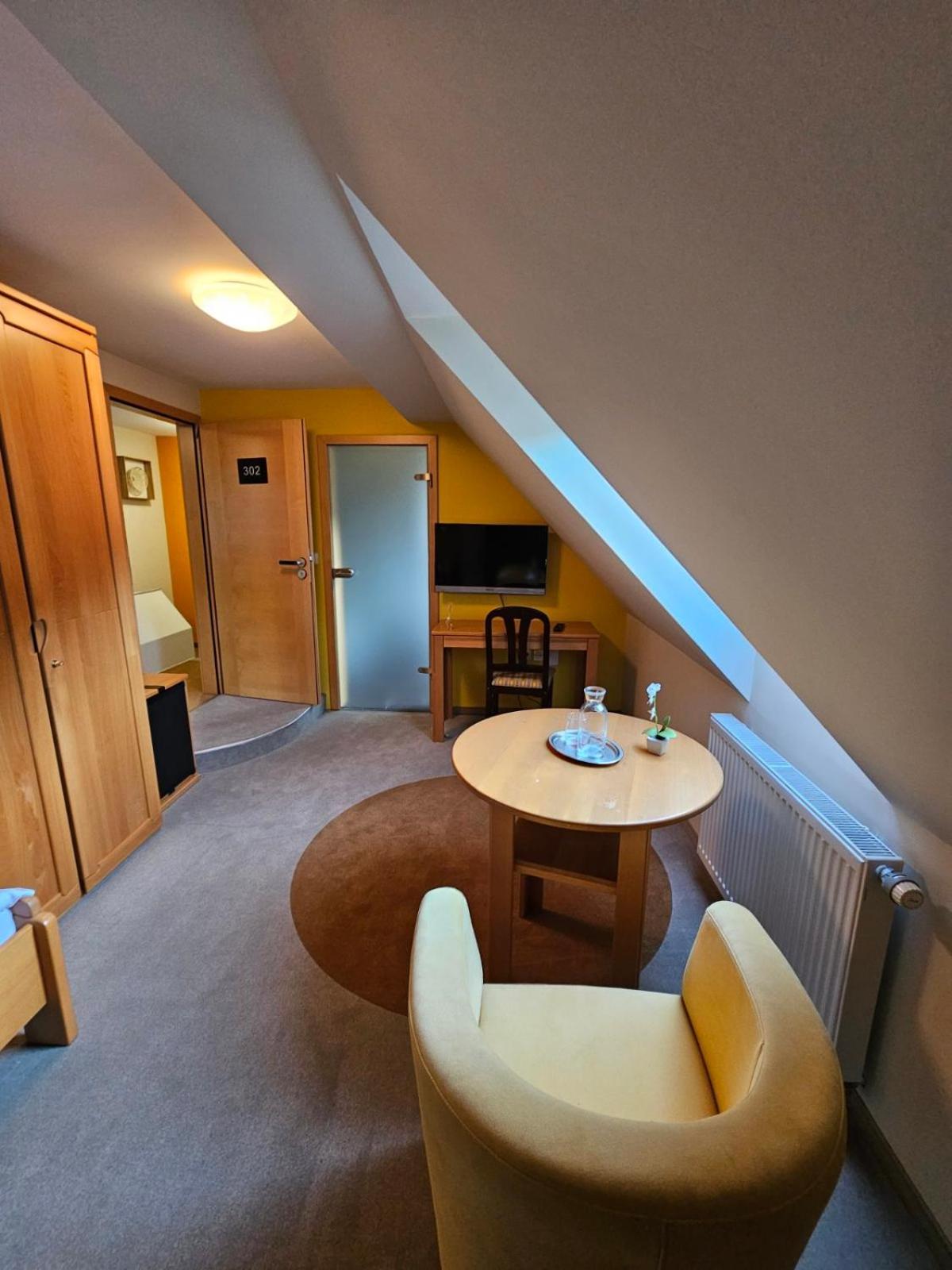 Single Room with Private Bathroom photo 2