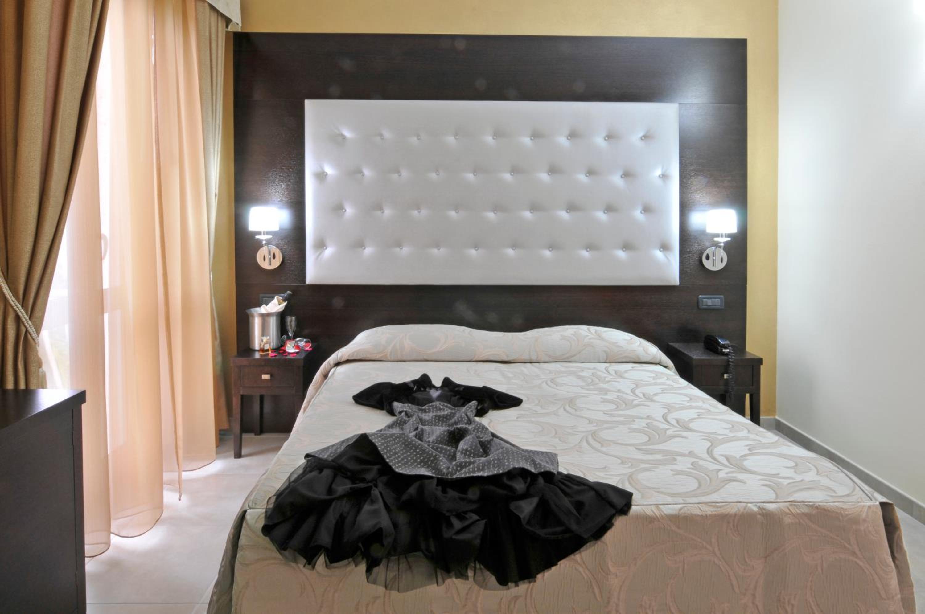 Double or Twin Room with Balcony - Photo 1