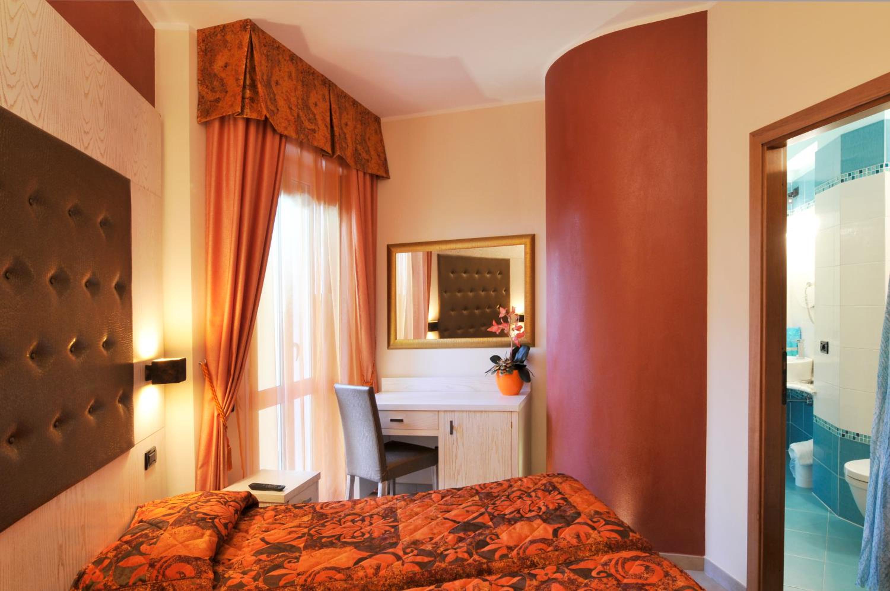 Double or Twin Room with Balcony - Photo 2