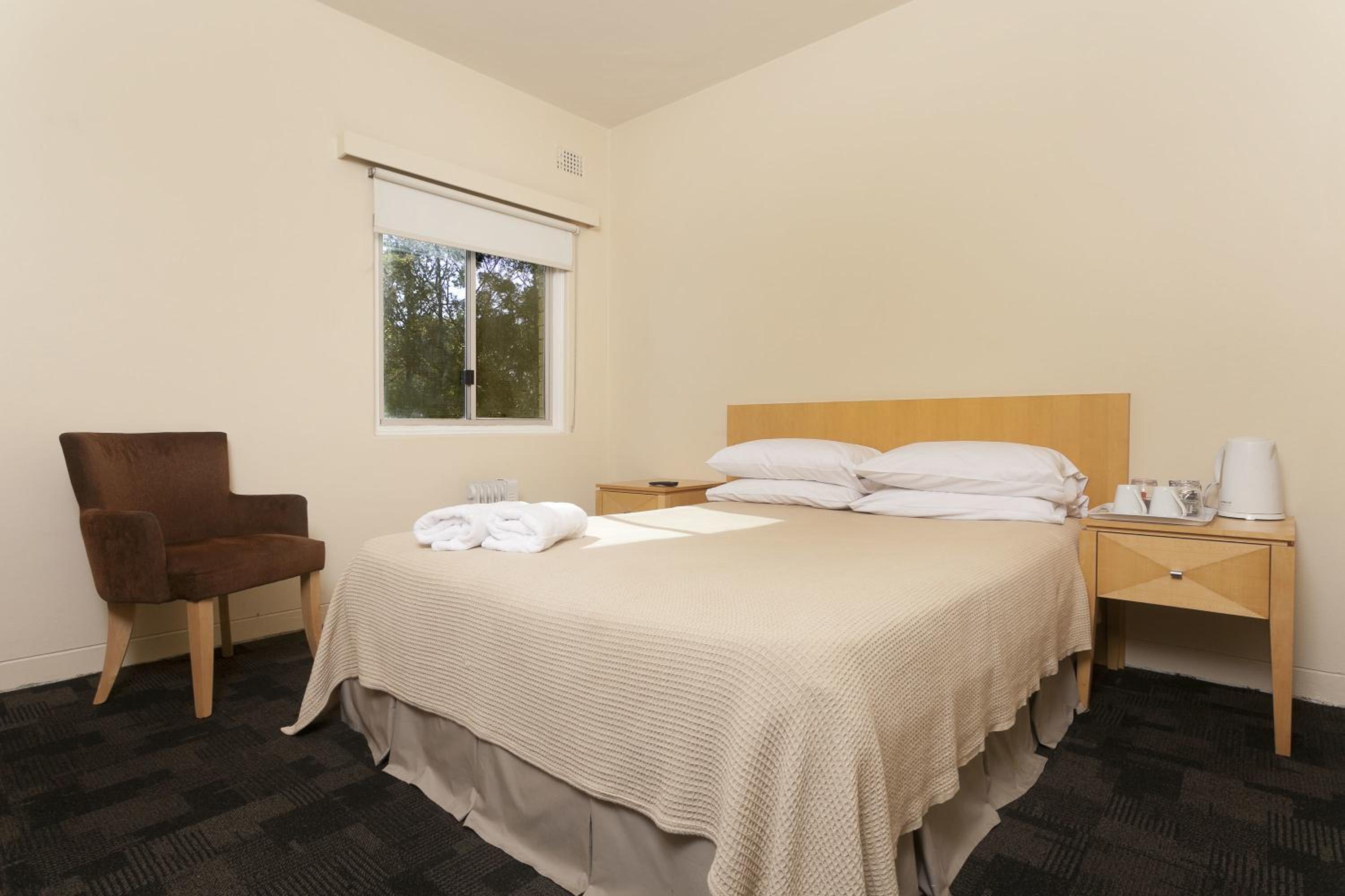 Queen Room with Private Bathroom photo 2