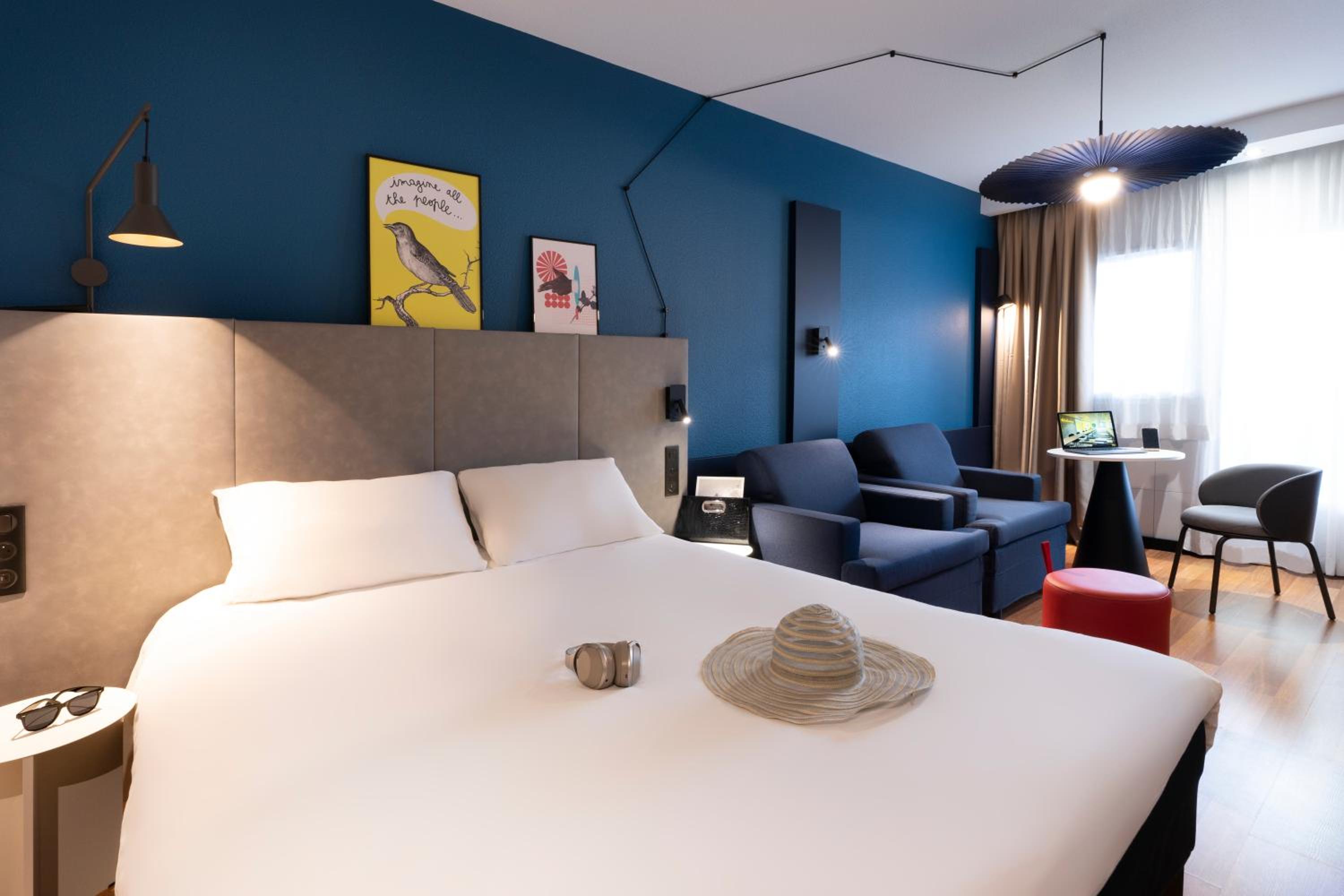 Standard Room with One Double Bed and One Single Bed - Photo 1