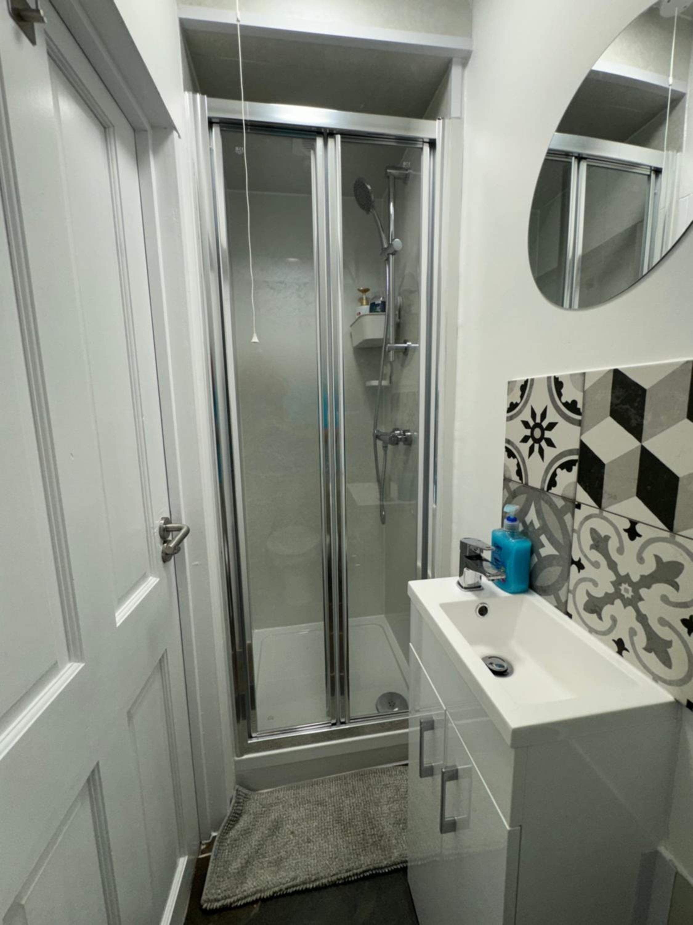 Queen Room With Shared Bathroom photo 2