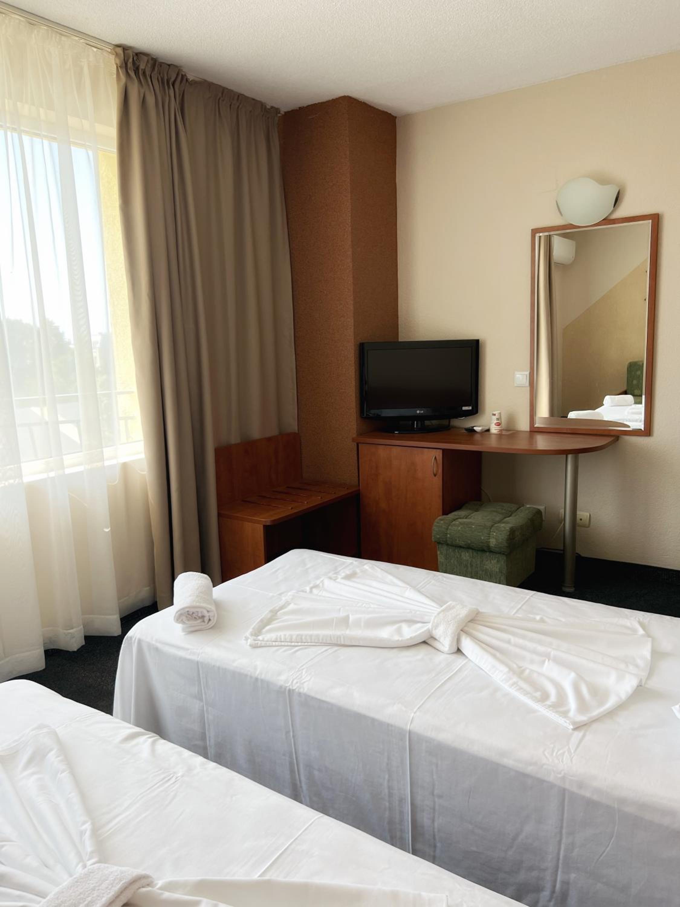 Double Room with Balcony (2 Adults + 1 Child) photo 3