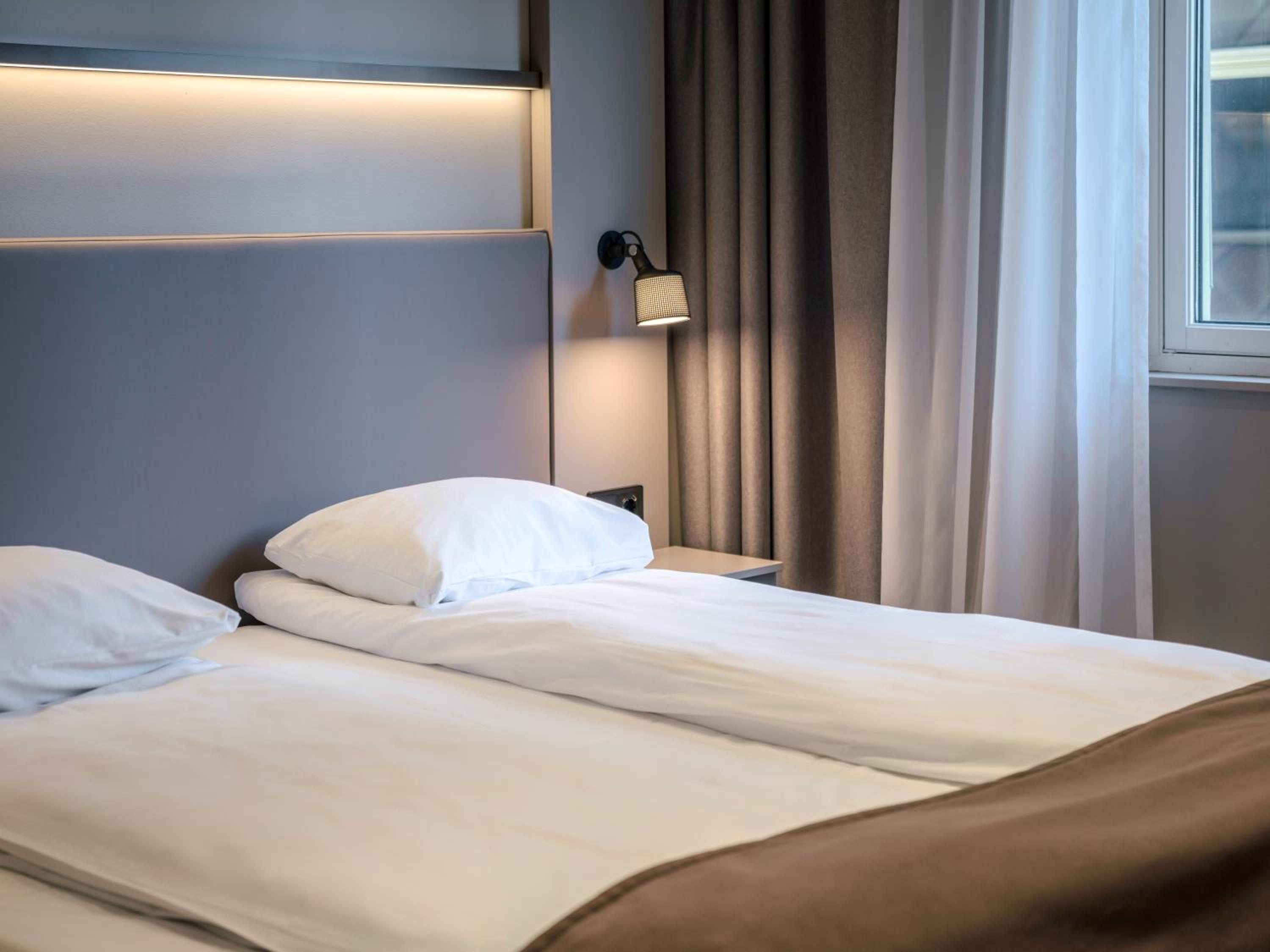 Standard Double or Twin Room - Photo 8