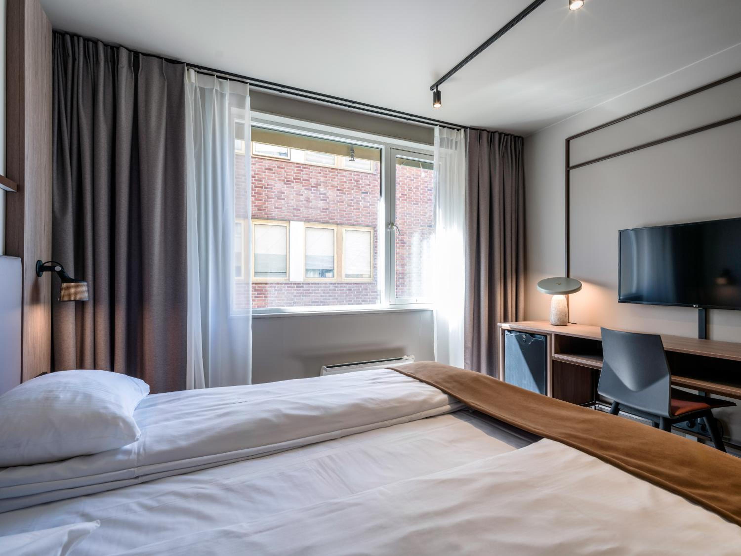 Standard Double or Twin Room - Photo 11