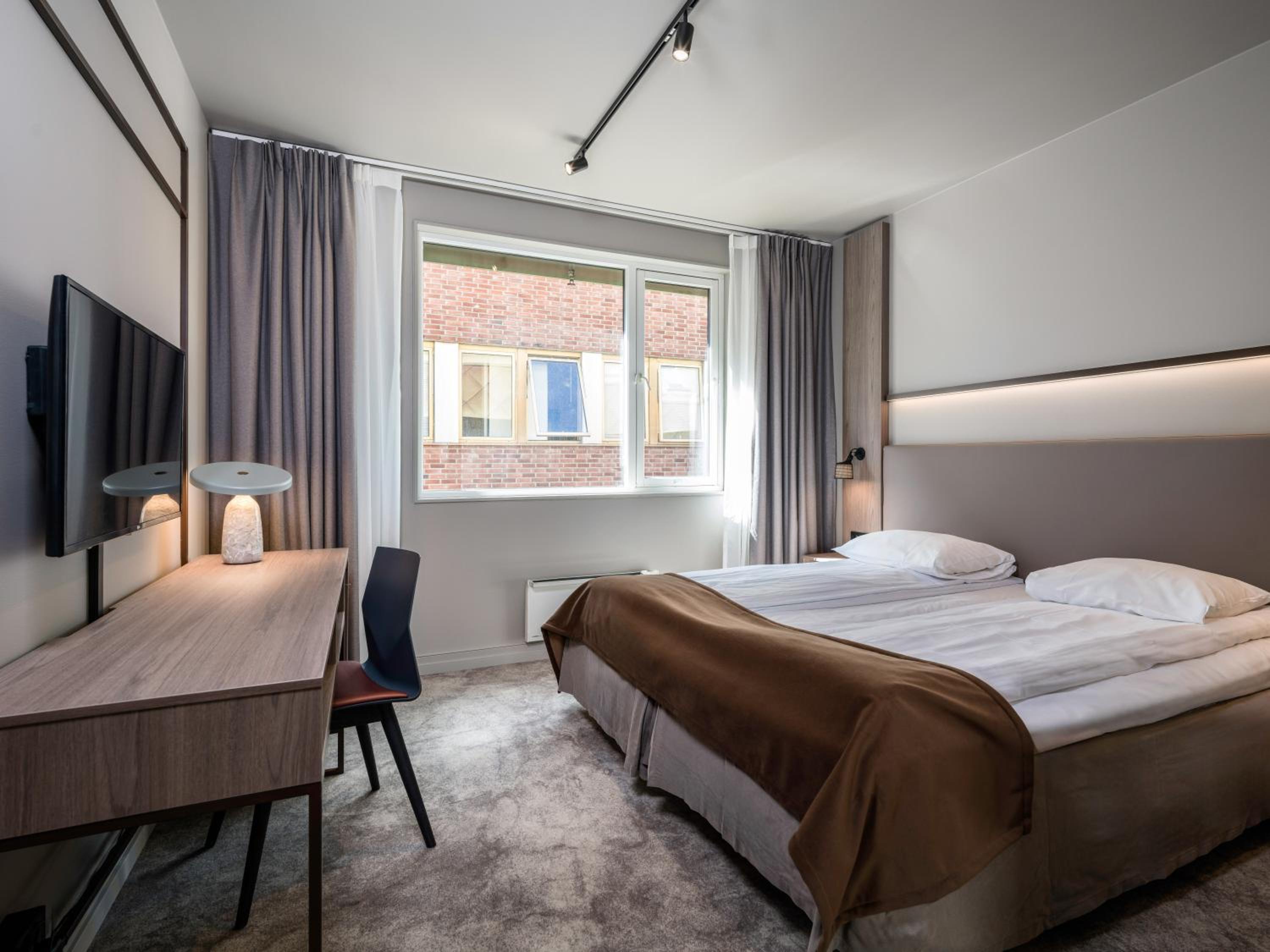 Standard Double or Twin Room - Photo 12
