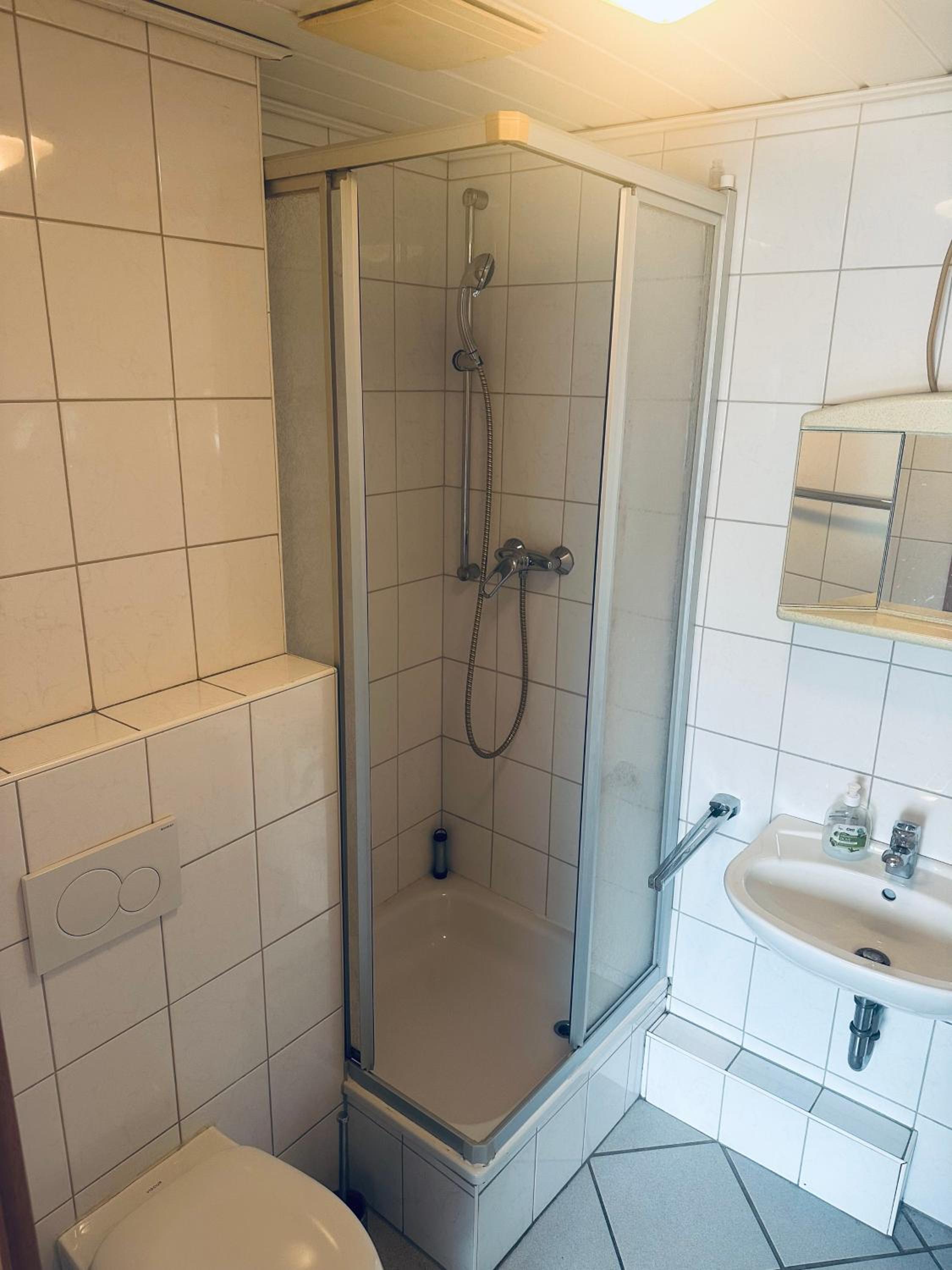 Budget Double Room - Photo 9