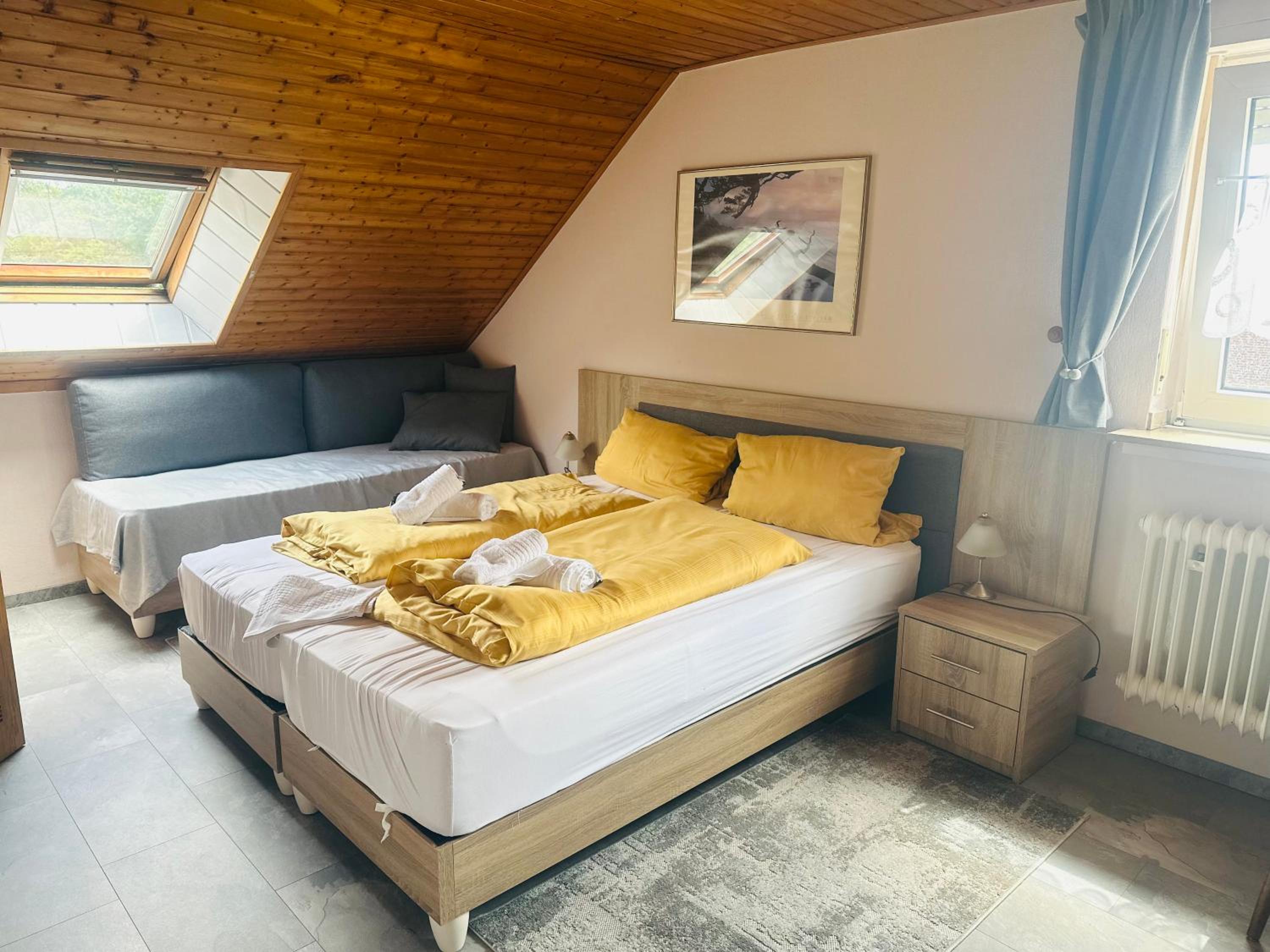 Budget Double Room - Photo 10