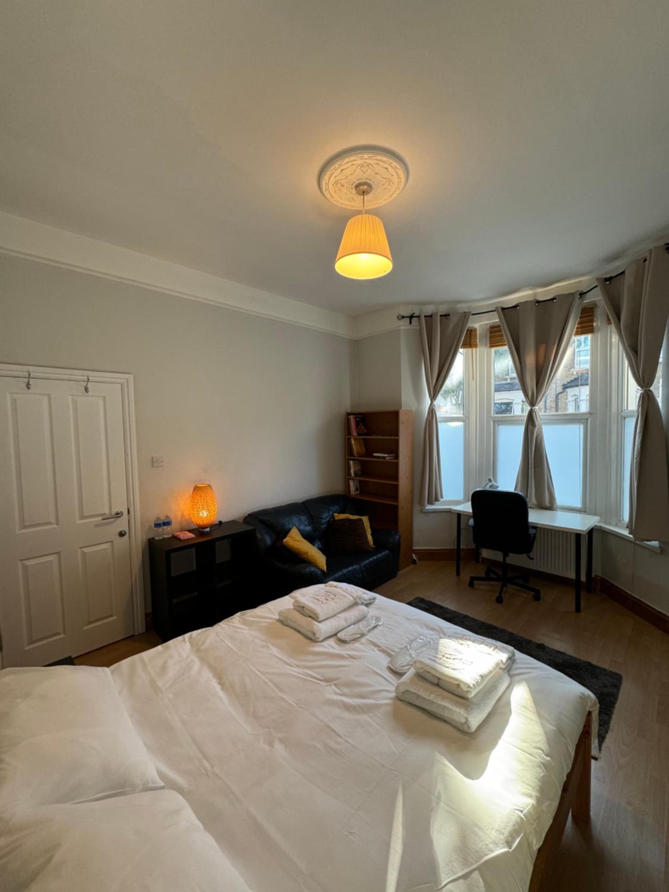 Queen Room With Shared Bathroom photo 1