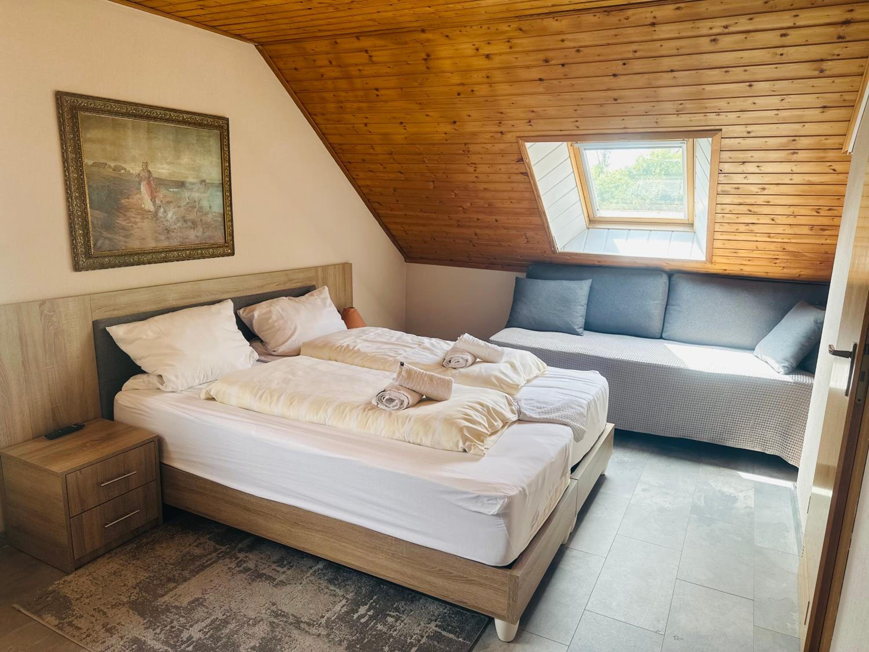 Budget Double Room - Photo 8