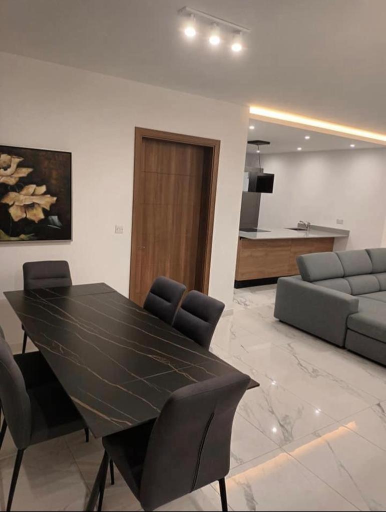 Three-Bedroom Apartment - High Floor photo 2