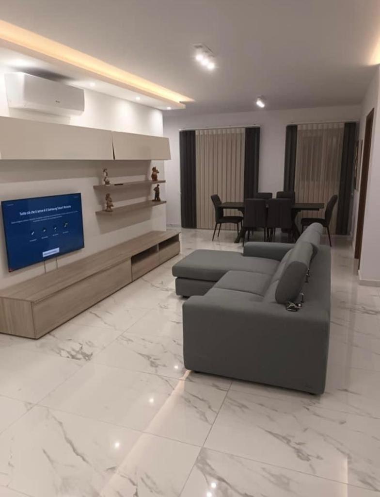 Three-Bedroom Apartment - High Floor photo 1