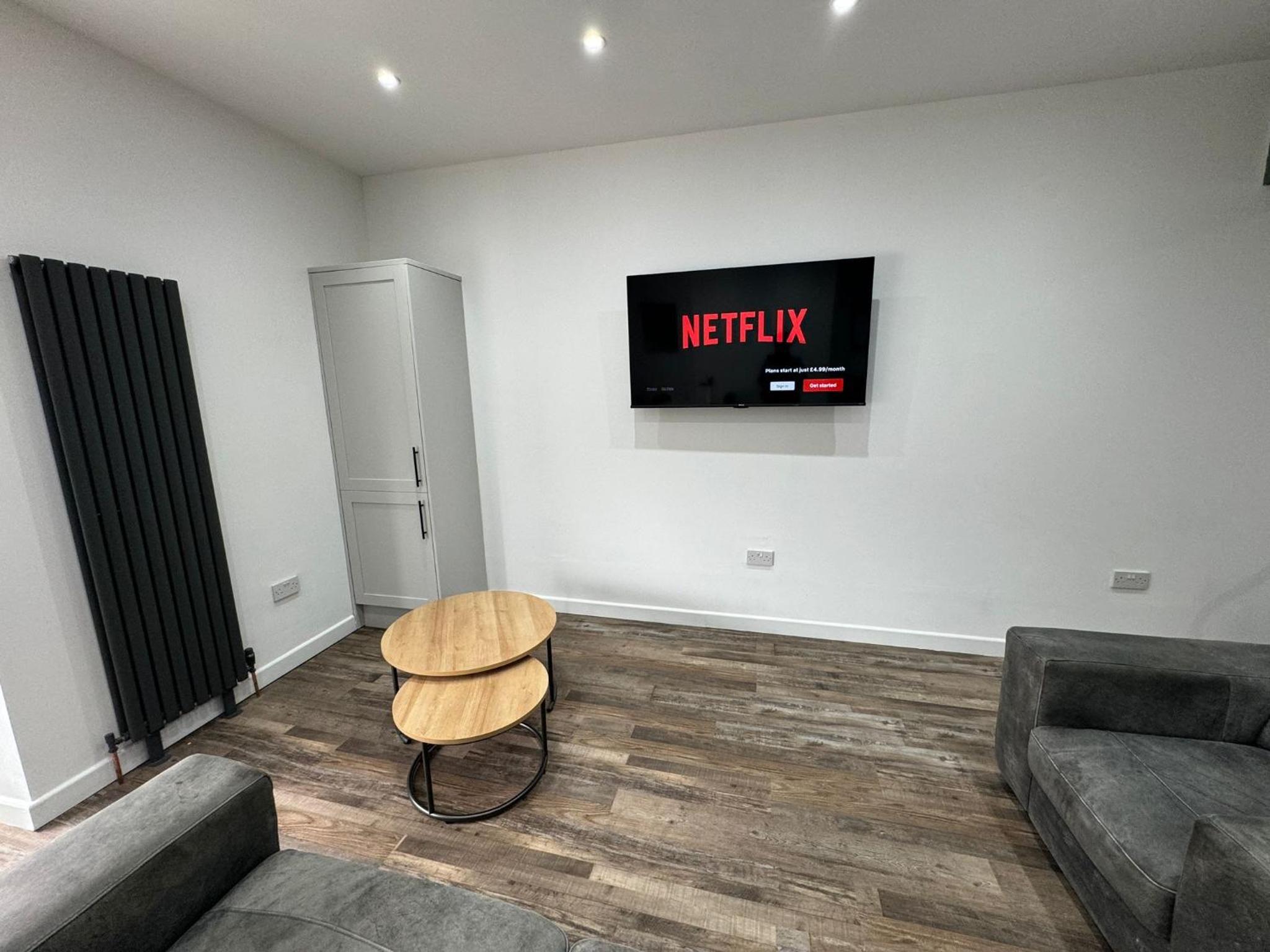 Five-Bedroom House photo 1