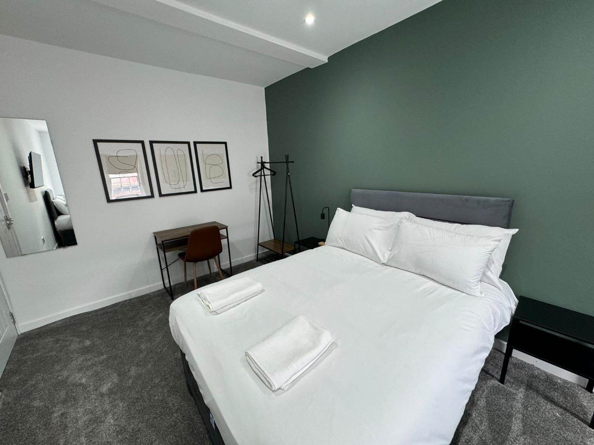 Five-Bedroom House photo 3
