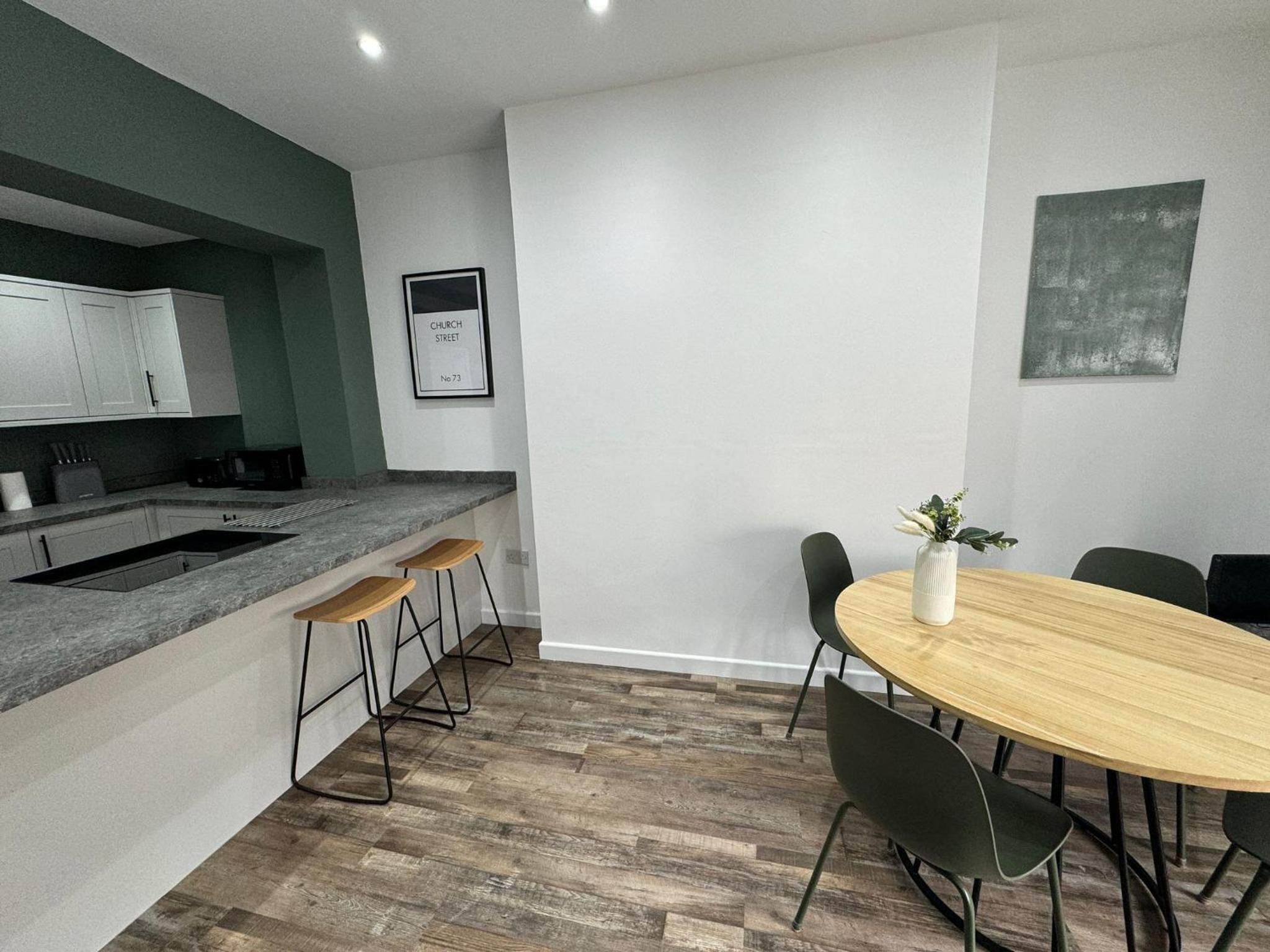 Five-Bedroom House photo 2