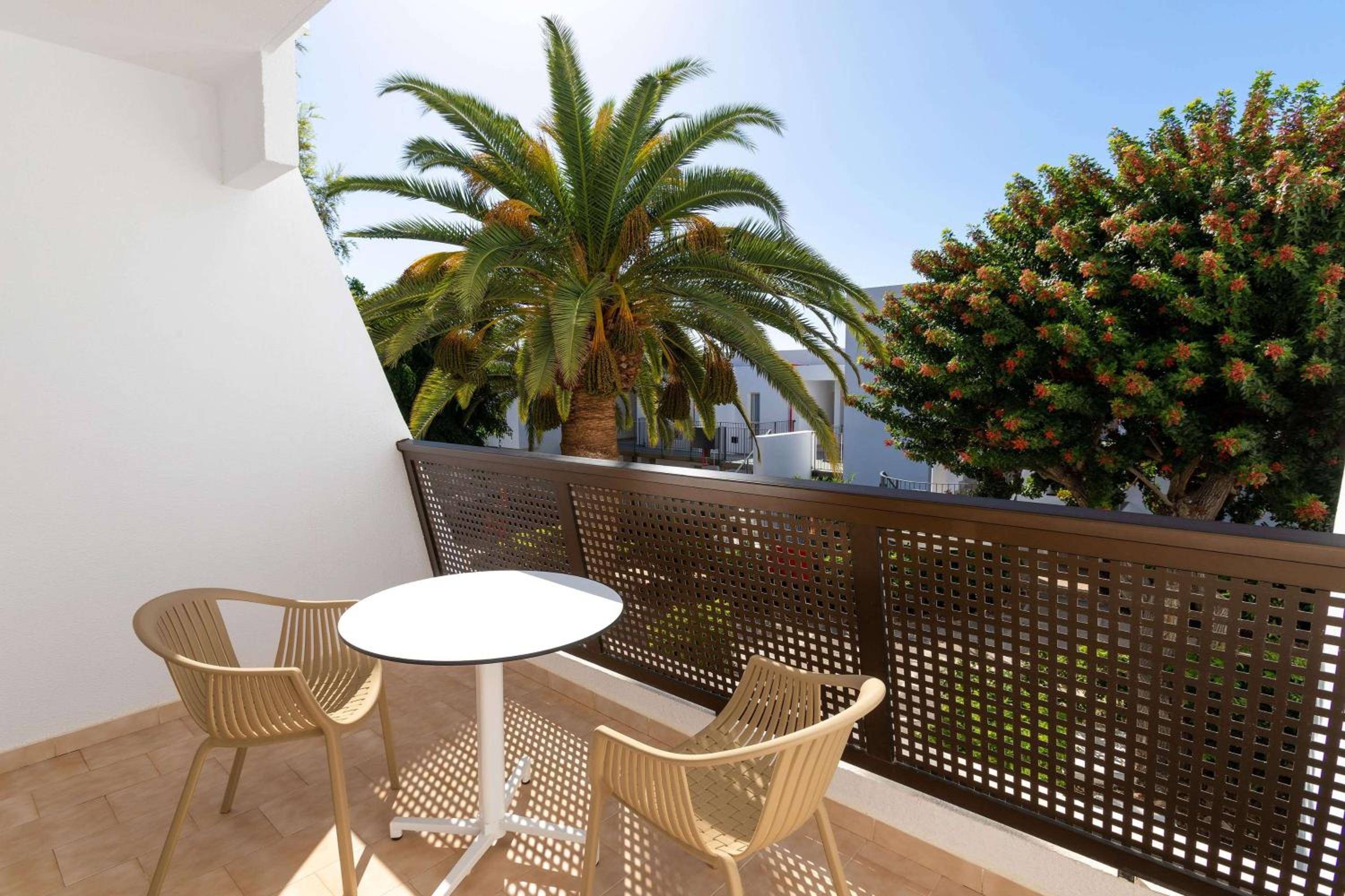 Junior Suite with Balcony - Photo 3