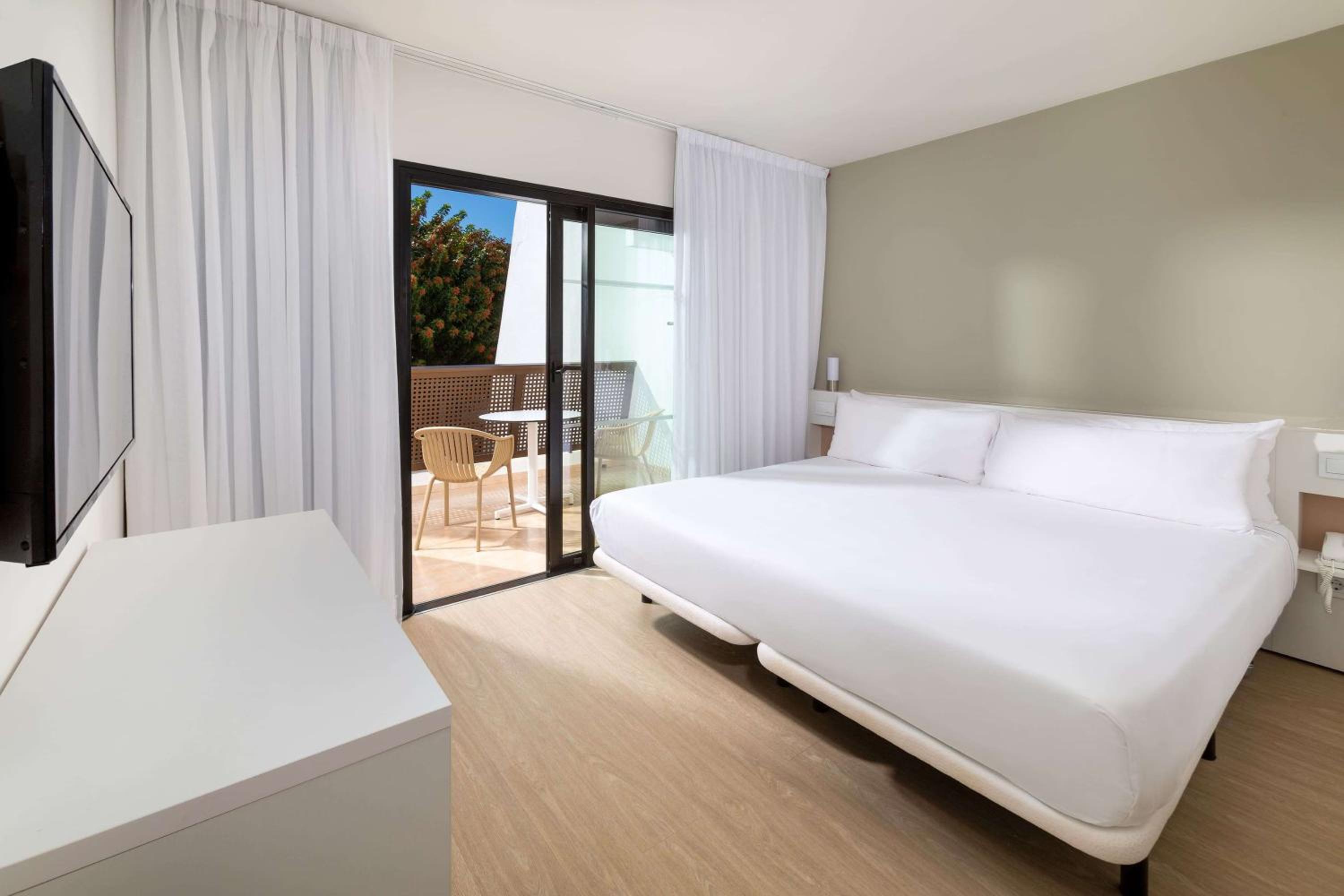 Junior Suite with Balcony - Photo 5