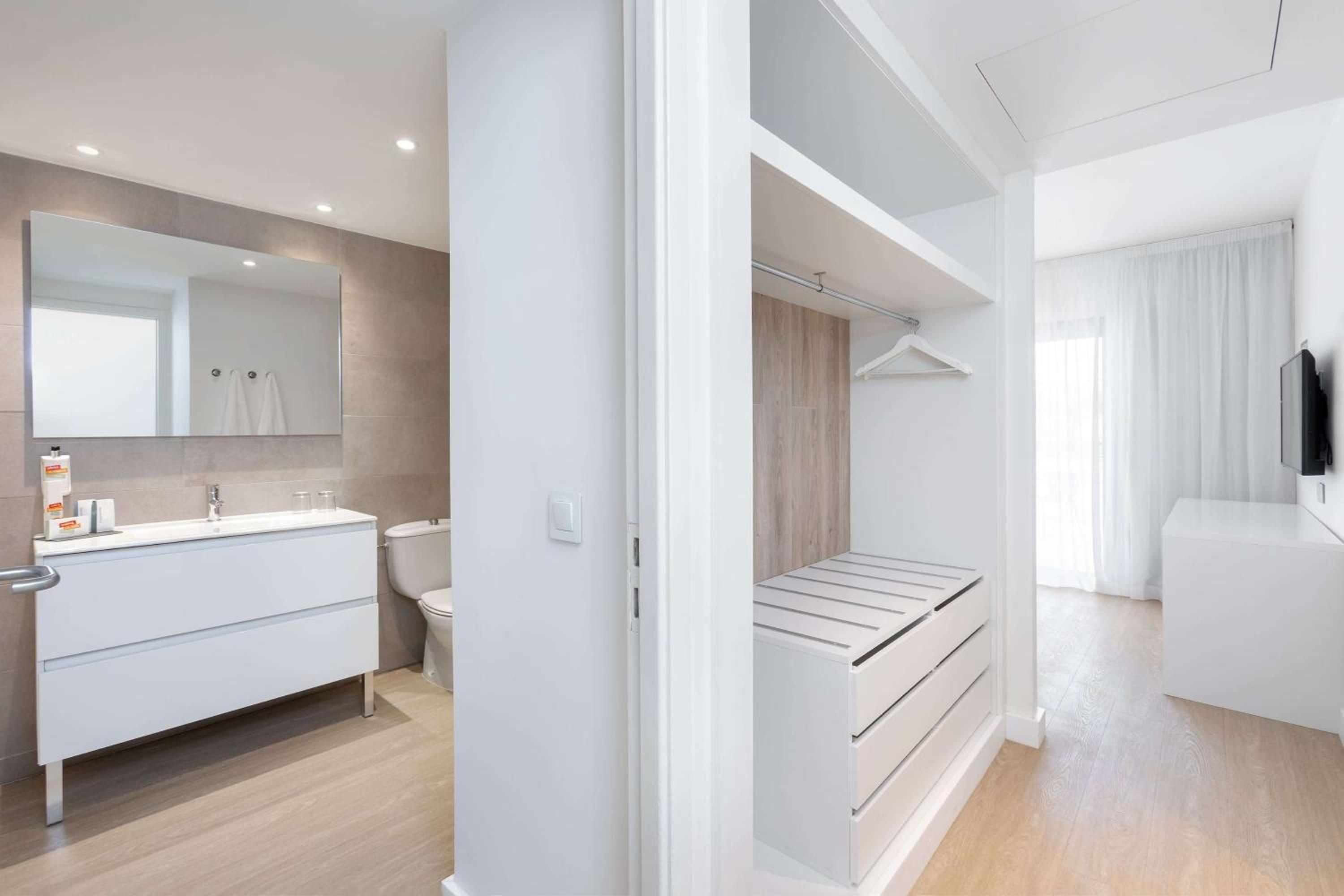 Junior Suite with Balcony - Photo 4