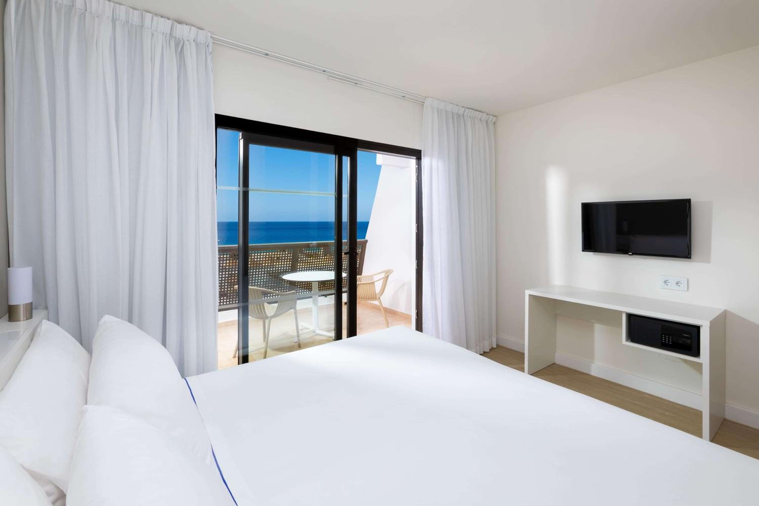 Junior Suite with Sea View - Photo 2
