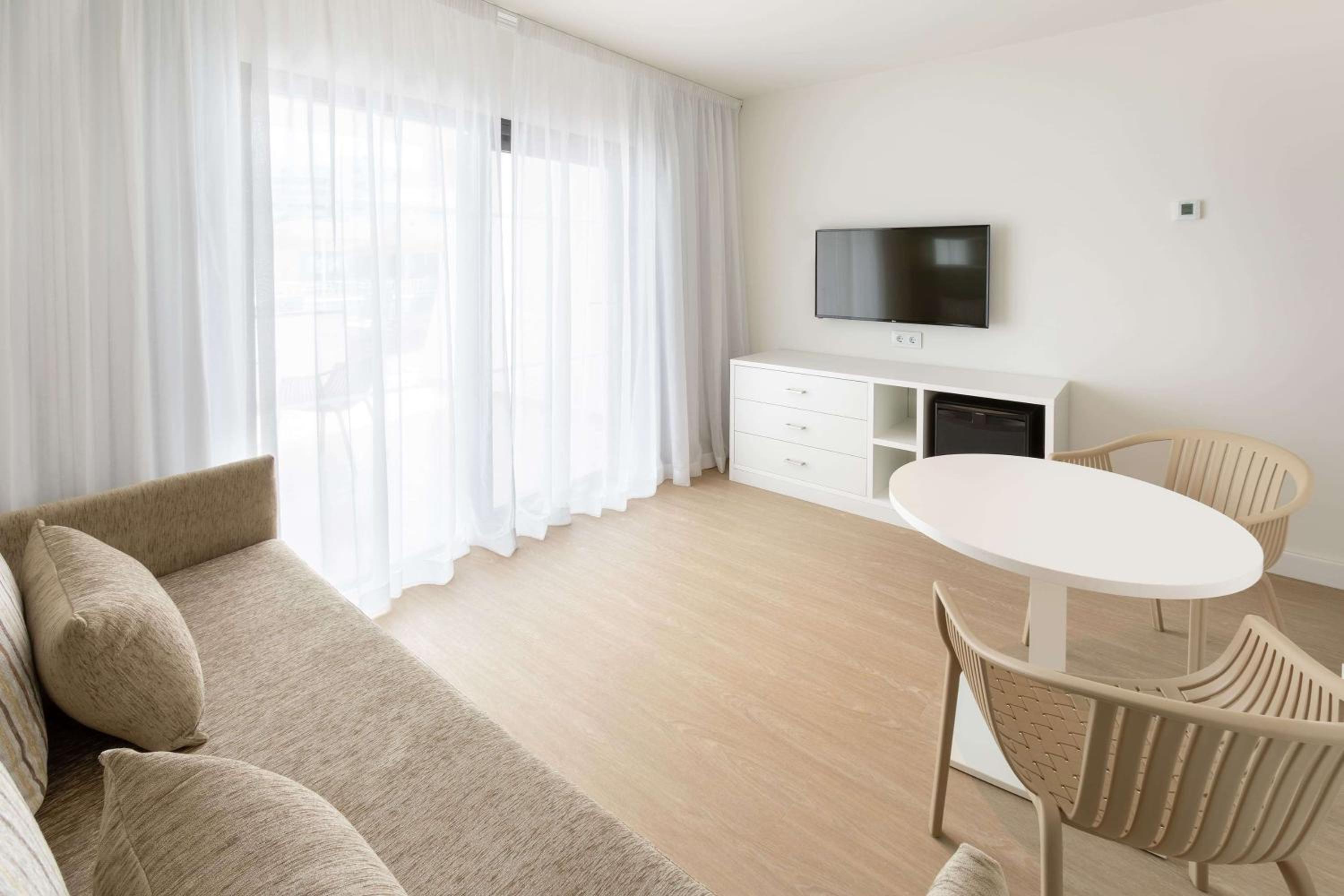 Junior Suite with Pool Access - Photo 1
