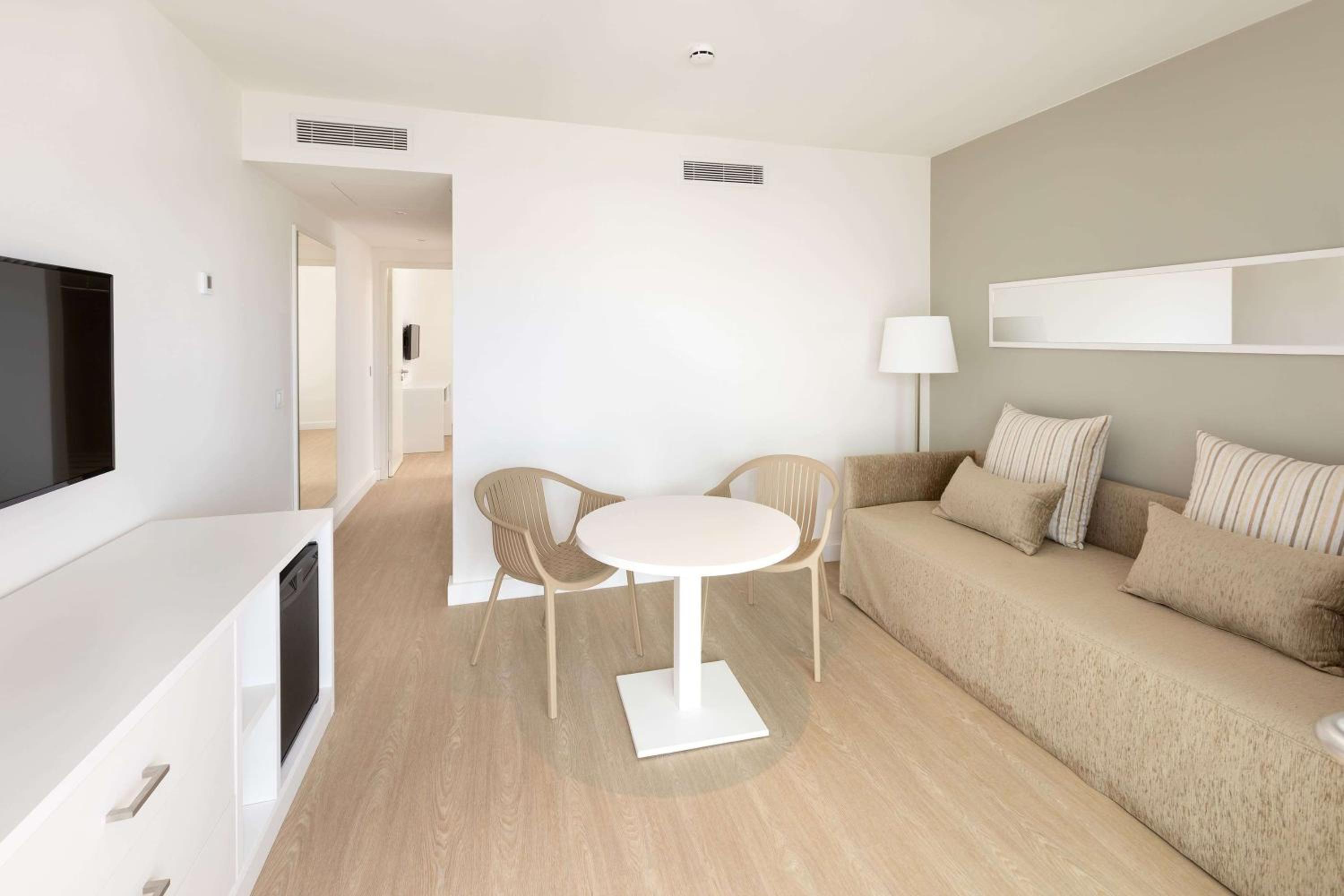 Junior Suite with Pool Access - Photo 3