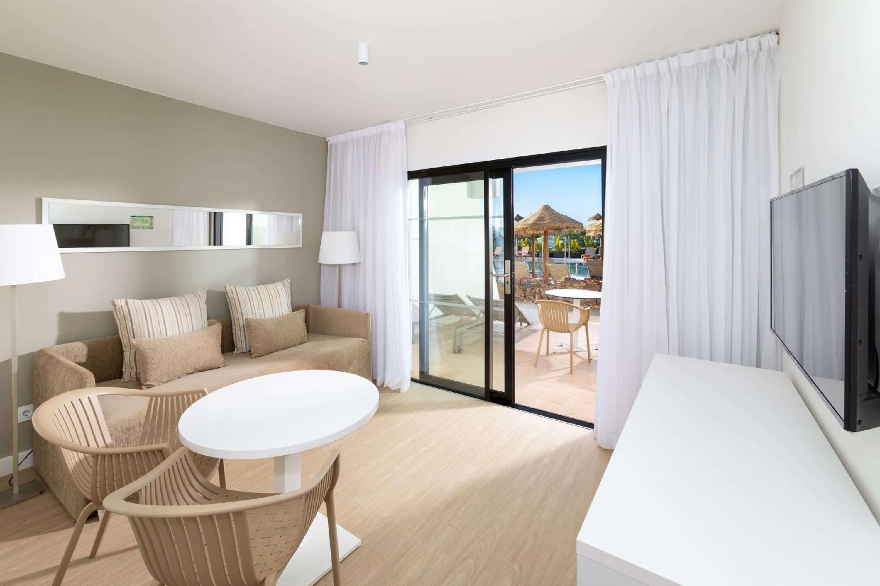 Junior Suite with Pool Access - Photo 4