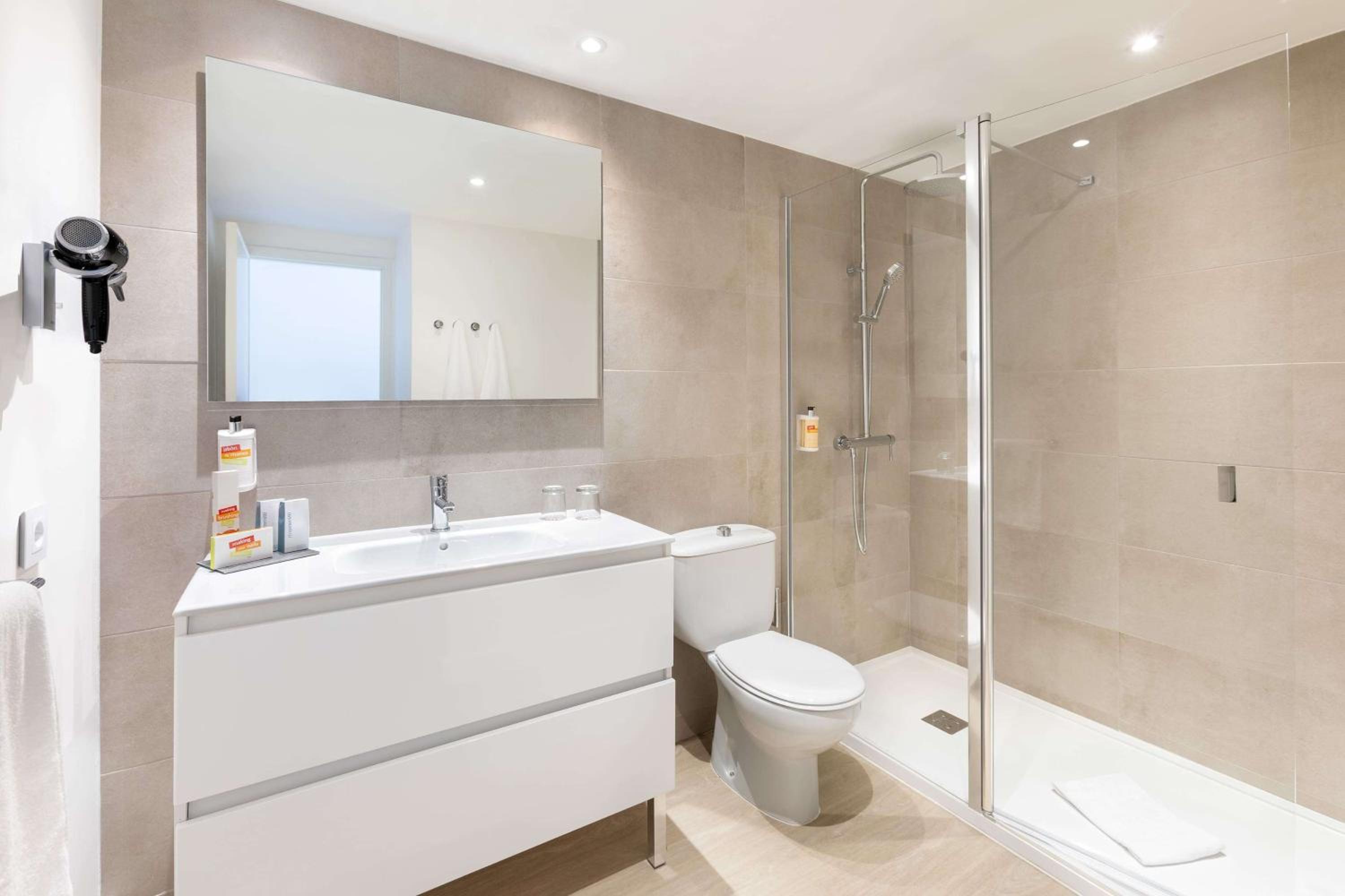 Junior Suite with Balcony - Photo 2