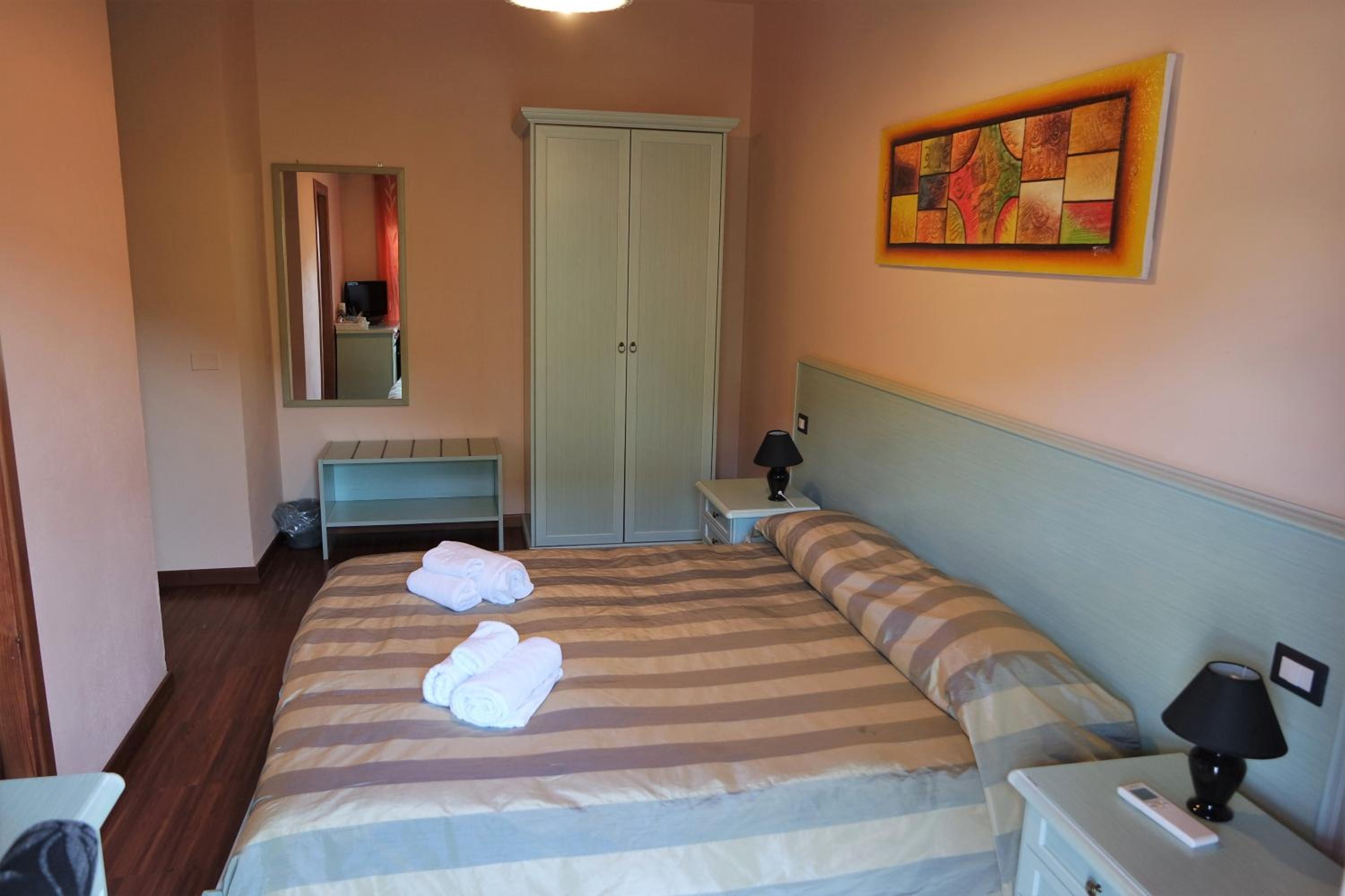 Double Room with Balcony - Photo 6