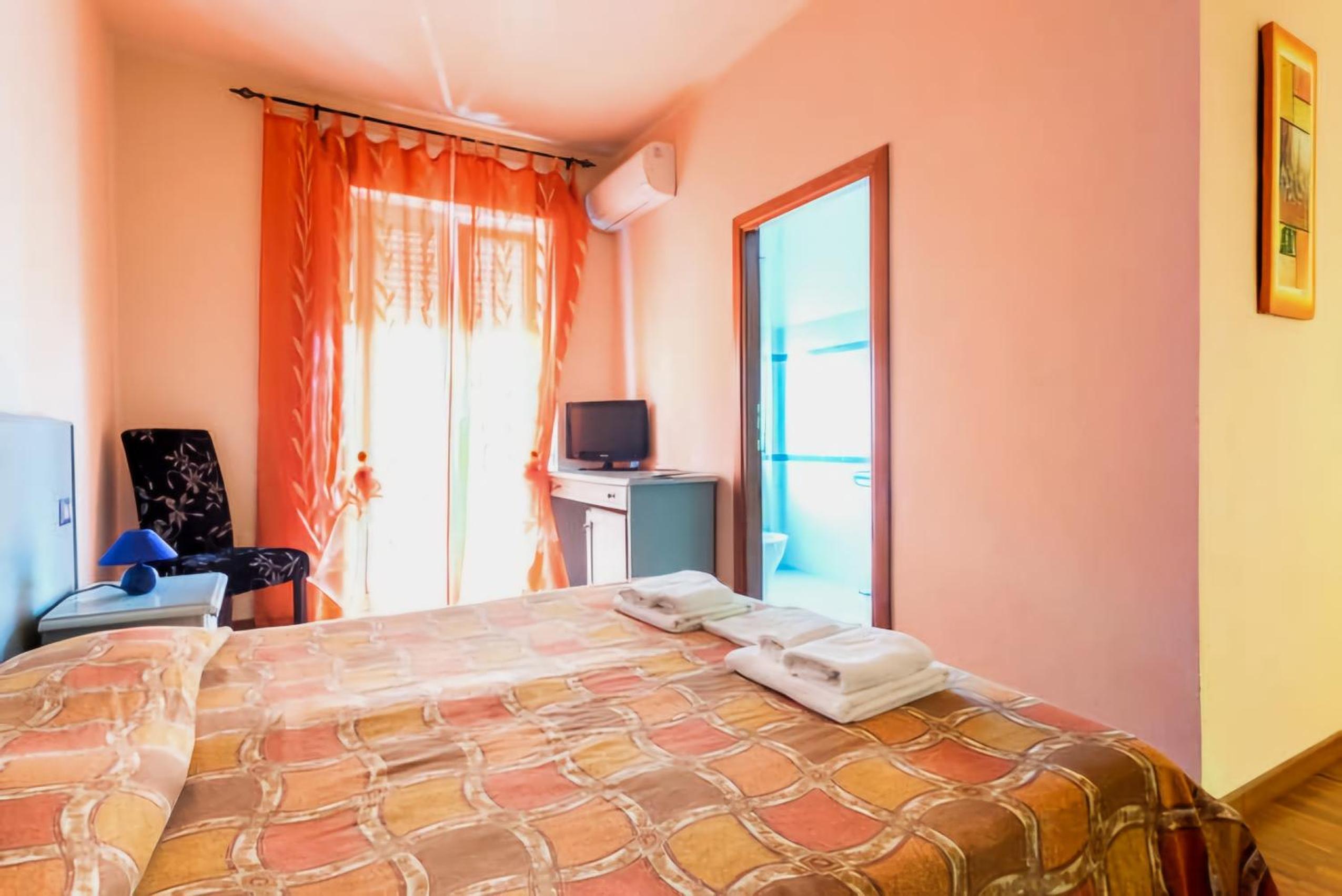 Double Room with Balcony - Photo 2