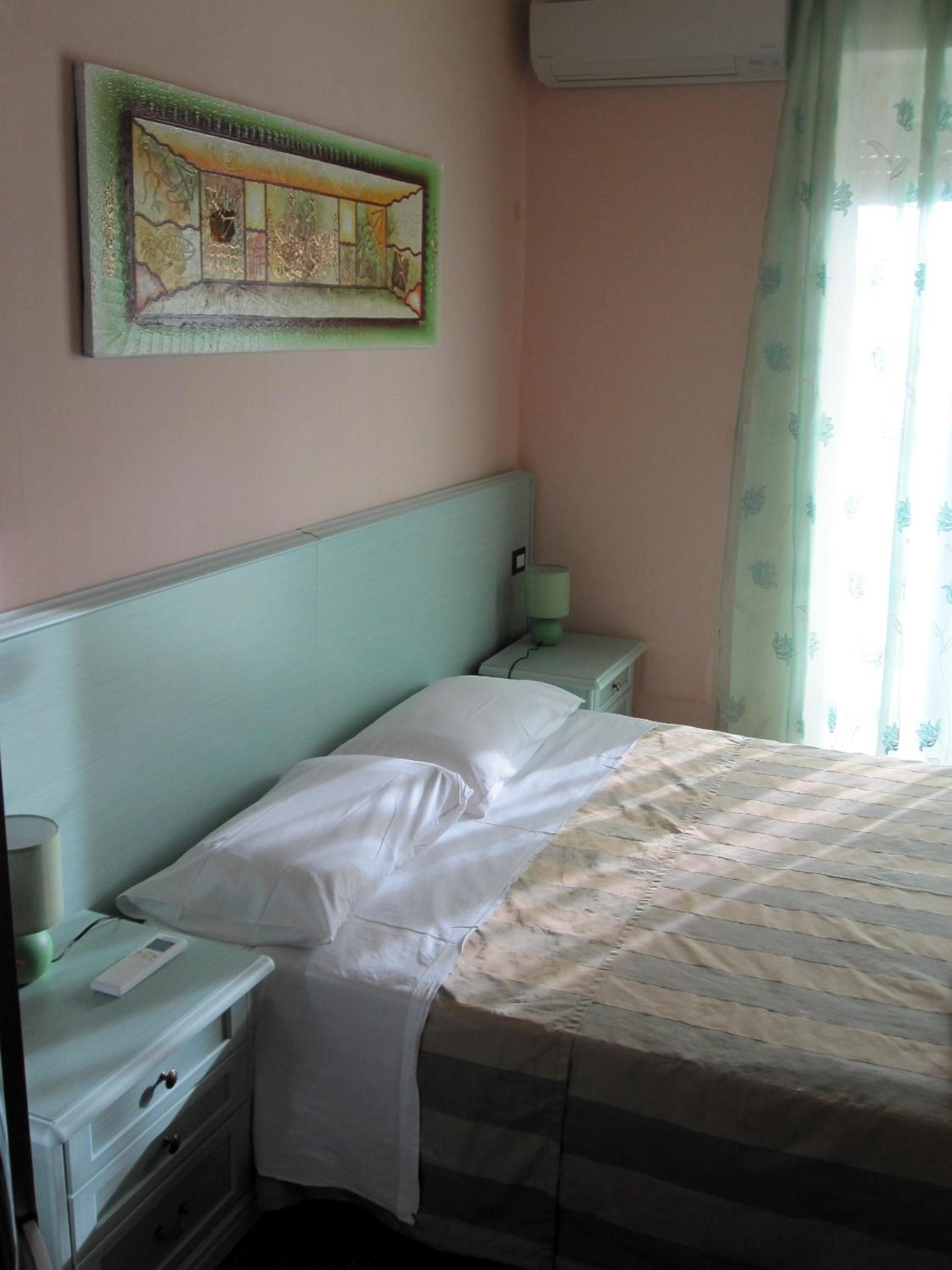 Double Room with Balcony - Photo 4