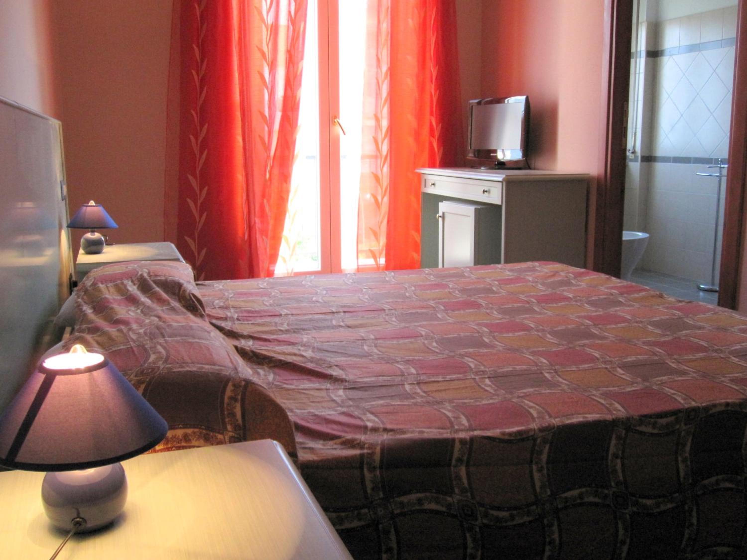 Double Room with Balcony - Photo 3