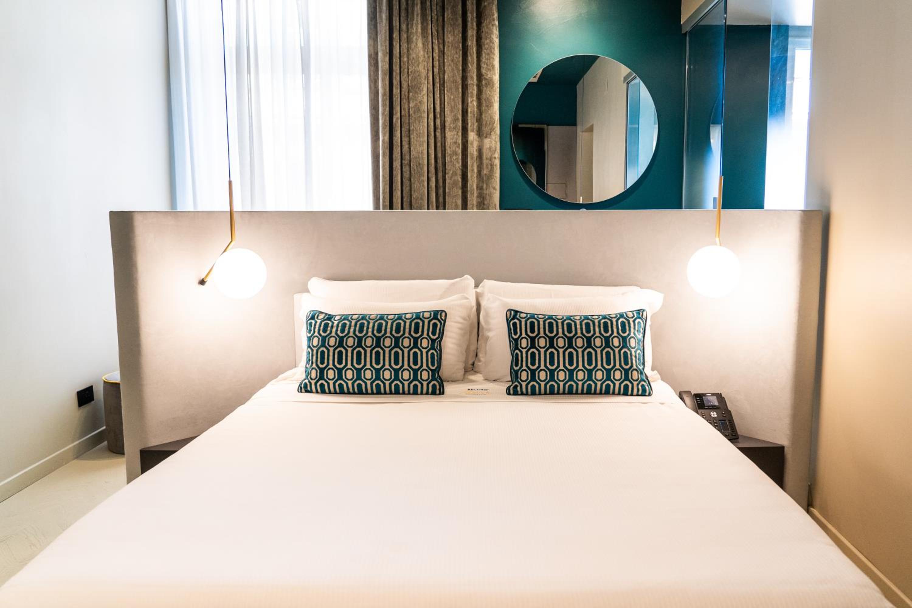 Junior Suite with Side Sea View, Jacuzzi and Balcony